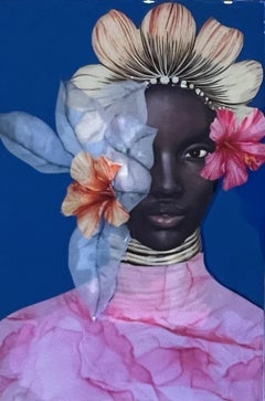 „Grace“ Mixed-Media-Porträt einer schwarzen Frau mit rosa Blumen und blauem Hintergrund