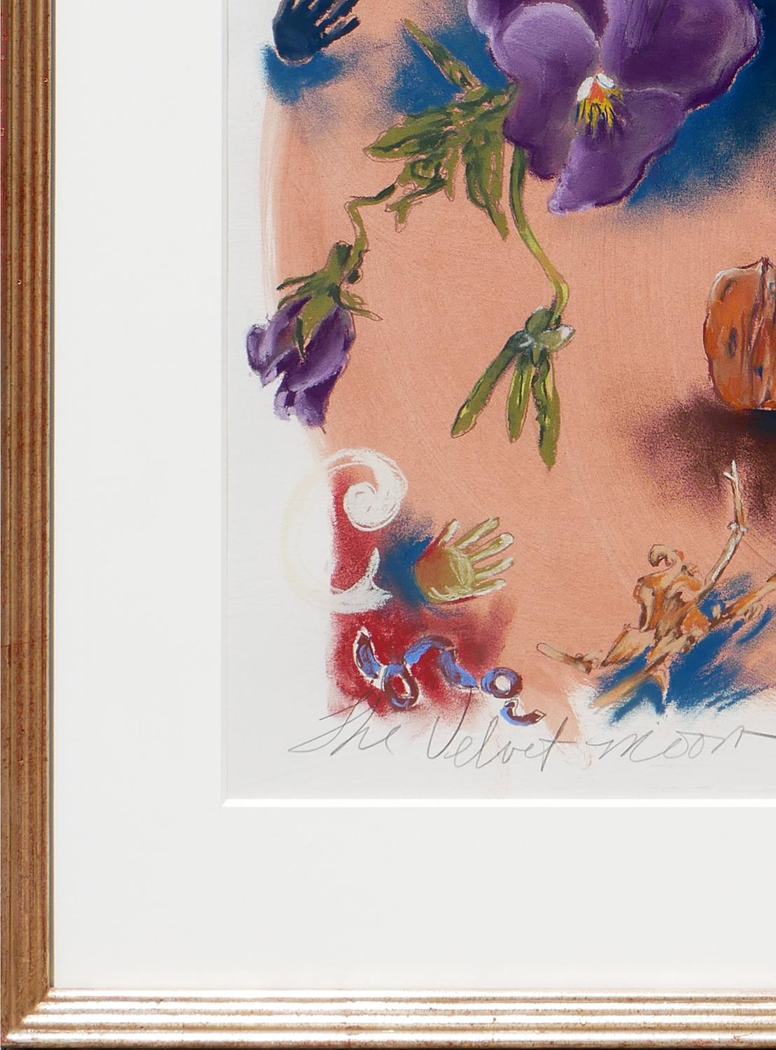 Peinture abstraite de paysages floraux aux couleurs chatoyantes, réalisée par l'artiste contemporaine texane Janice Freeman. La pièce présente une collection de fleurs et de végétaux violets, bleus et verts sur fond de paysage désertique aux tons