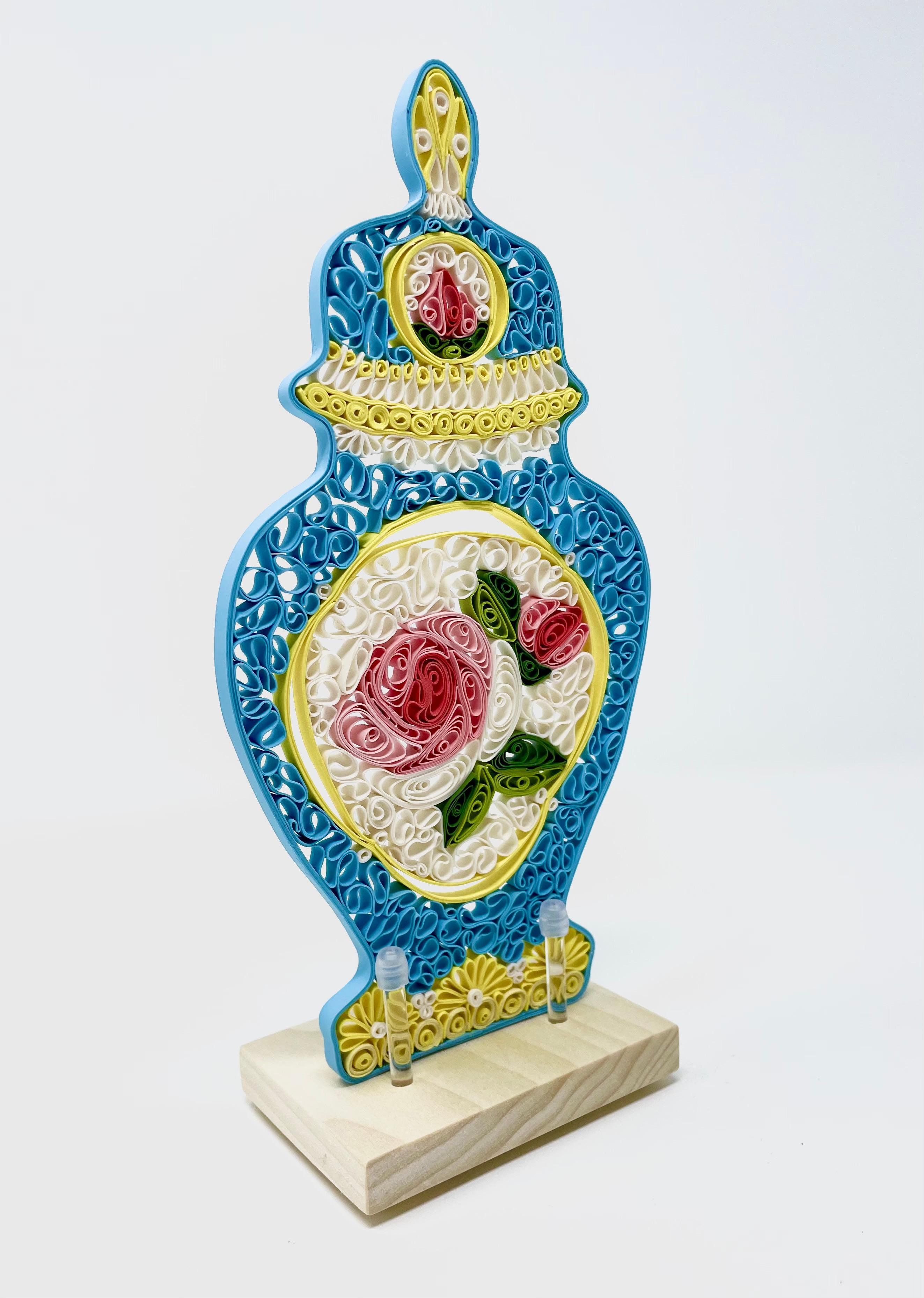Janice Jakielski Still-Life Sculpture – "Quilled Floral Jar", Zeitgenössisch, Porzellan, Skulptur, Pigment, Quilled
