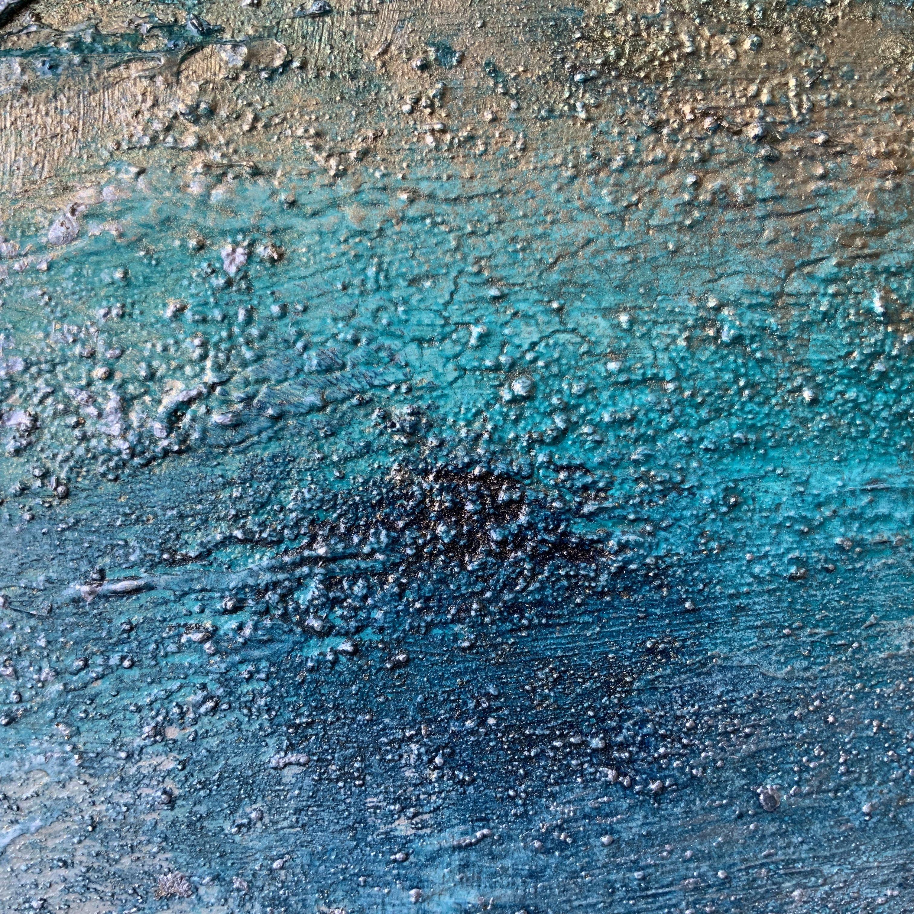 L'une des deux peintures sculptées mixtes. Créée à l'aide d'acryliques, d'encres, de plâtre et de médium de texture. De nombreuses peintures métallisées ont été utilisées pour créer une sensation vibrante et luxueuse. Inspiré par mon amour de
