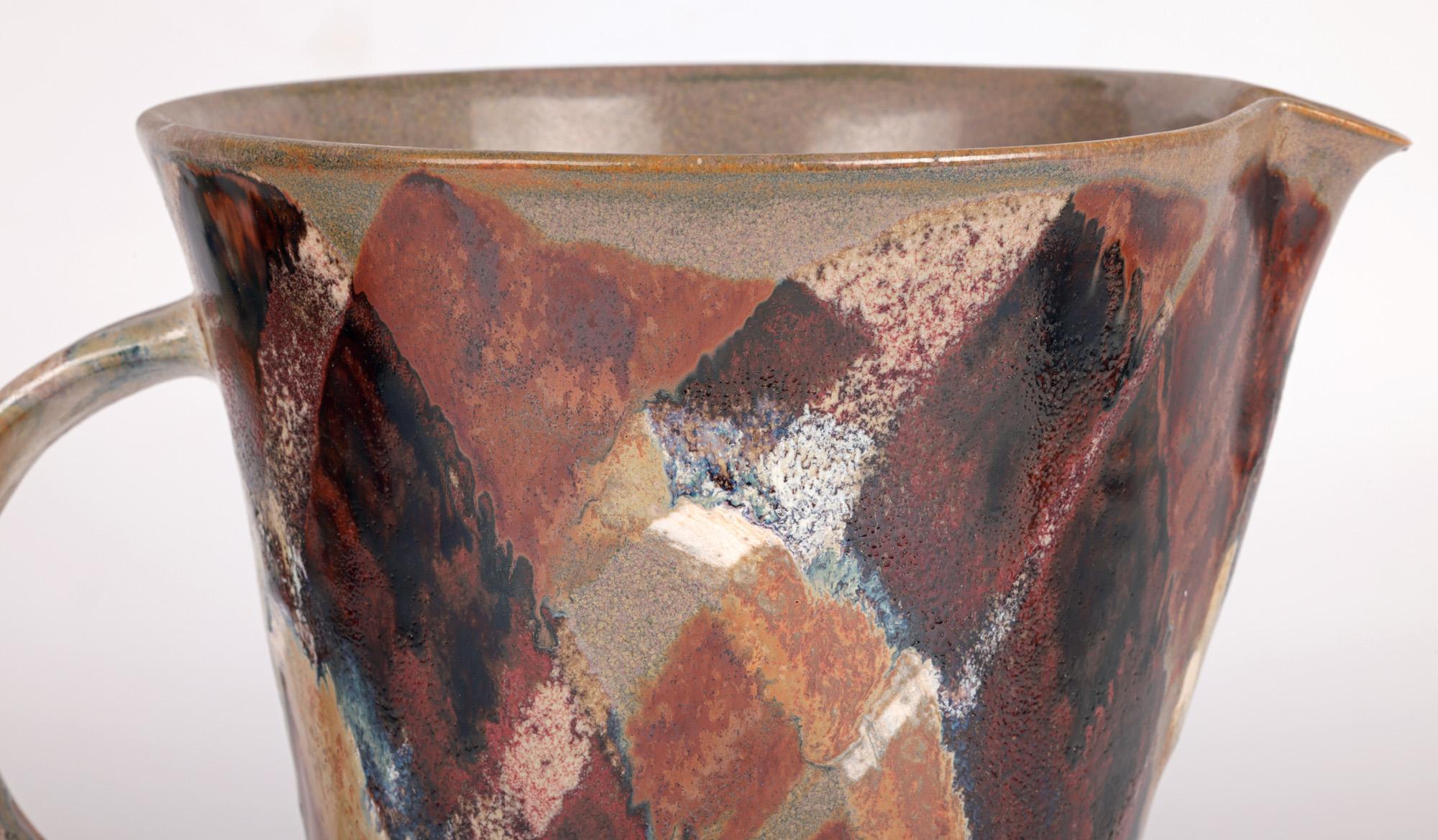Una grande brocca in Studio Pottery, molto bella e unica, dipinta a mano con disegni patch work dalla famosa ceramista e artista Janice Tchalenko (britannica, nata nel 1942) e che si ritiene risalga al 1980 circa. 

Janice Tchalenko è una delle
