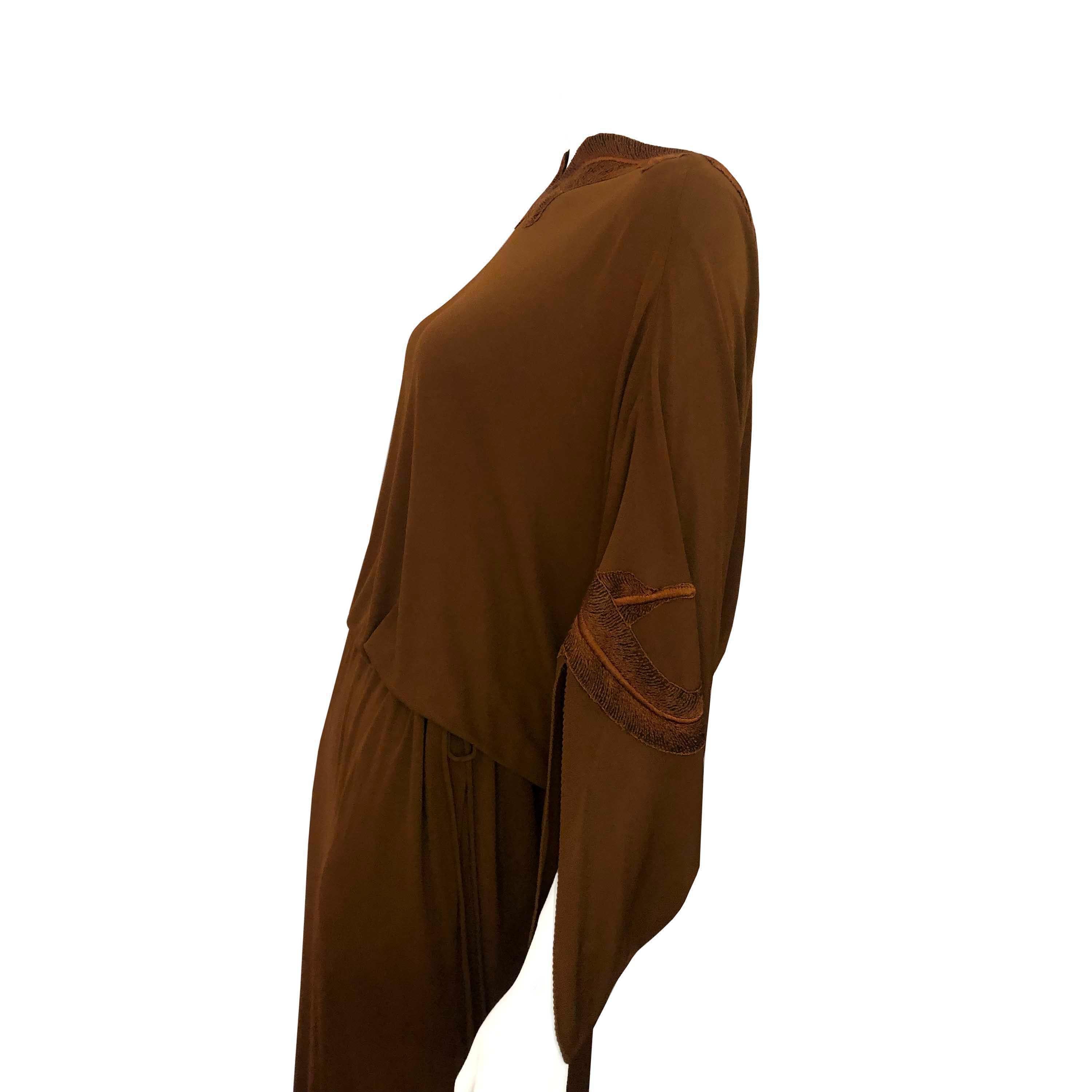 Janice Wainwright - Robe dos nu avec détails brodés / dos drapé en vente 1