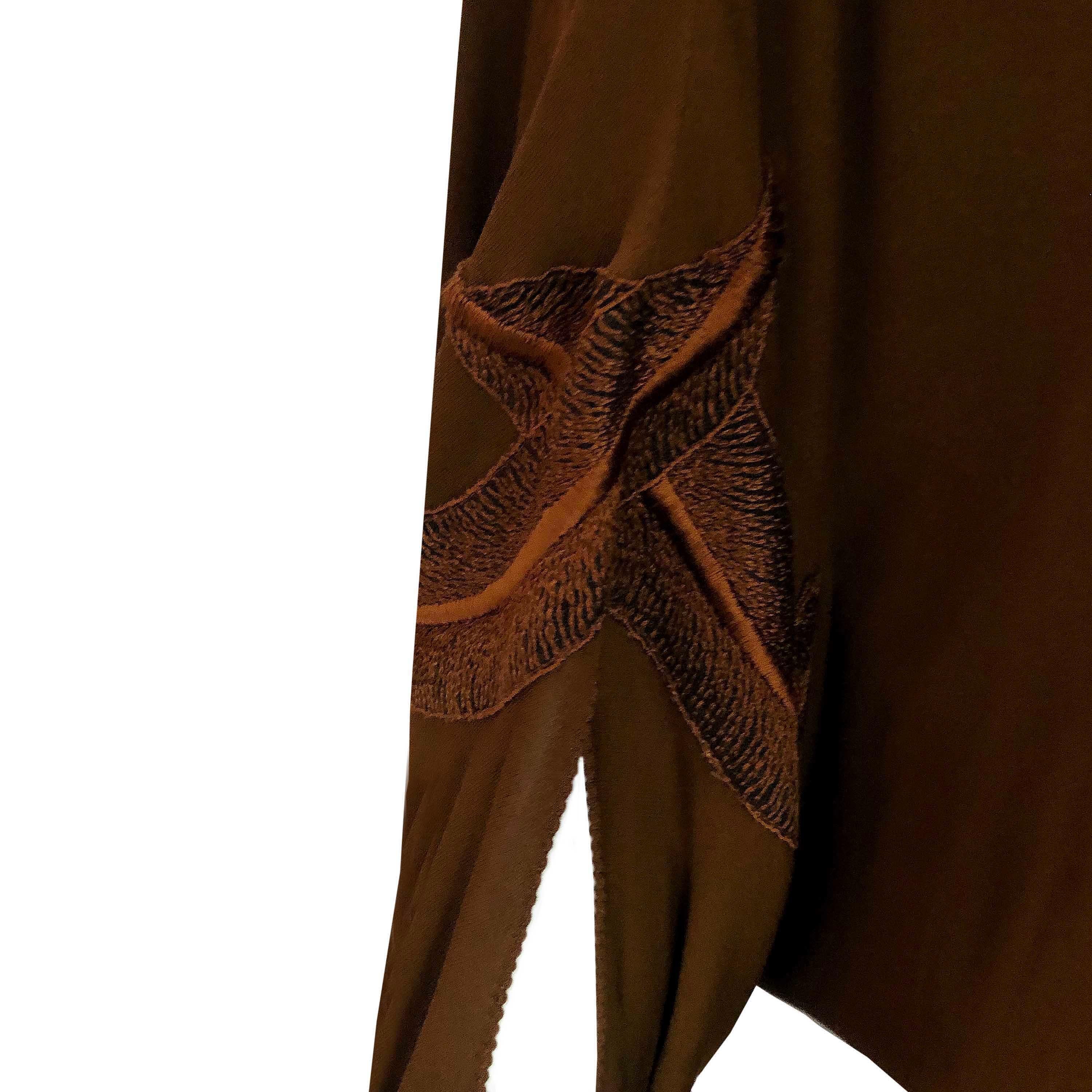 Janice Wainwright - Robe dos nu avec détails brodés / dos drapé en vente 2