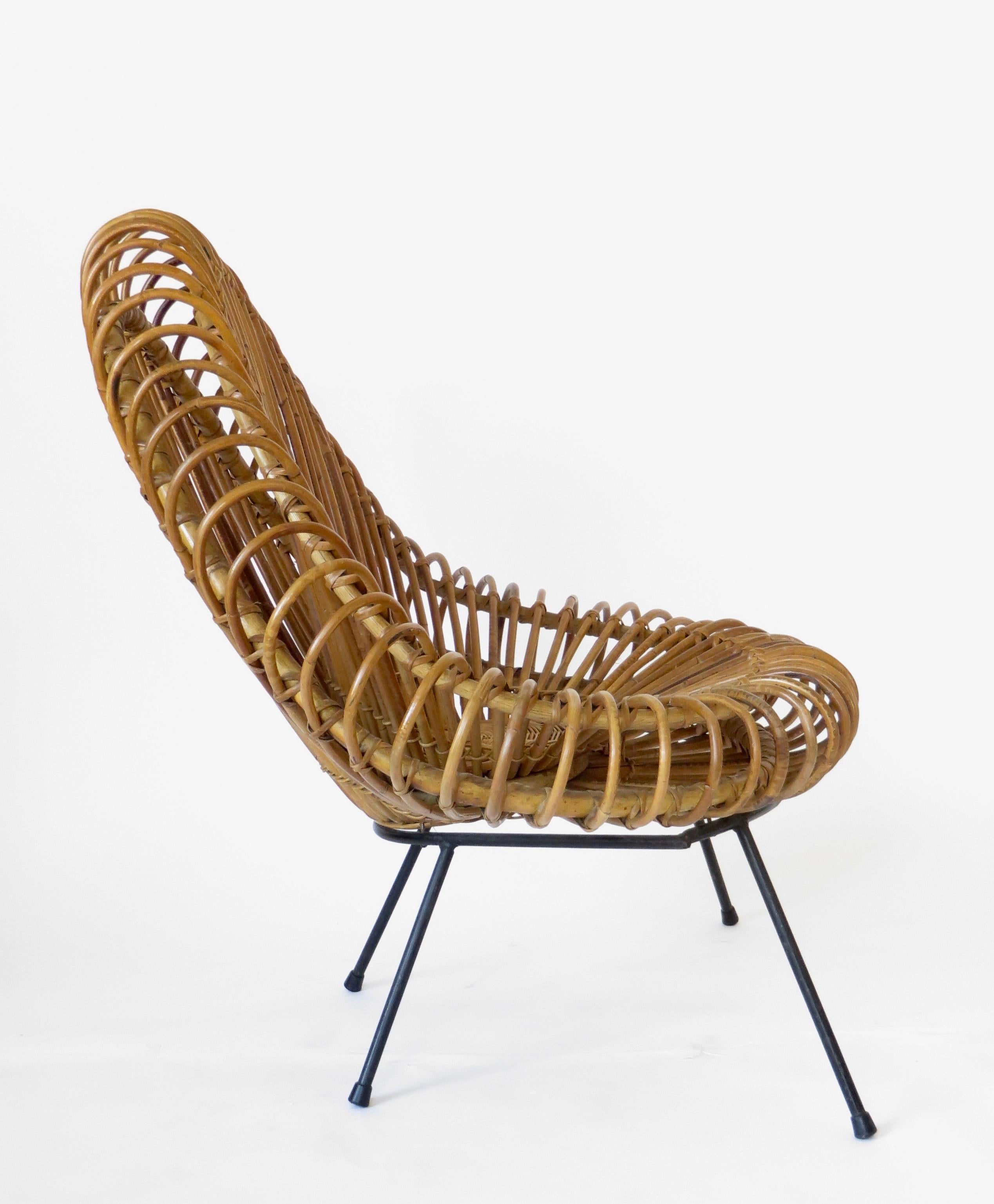 Janine Abraham and architect Dirk Jan Rol rattan lounge chair manufactured by Edition Rougier, circa 1955.
The elegant basket seat shell is held by black lacquered steel frame. Manufactured by Edition Rougier.
Excellent condition with no breaks in