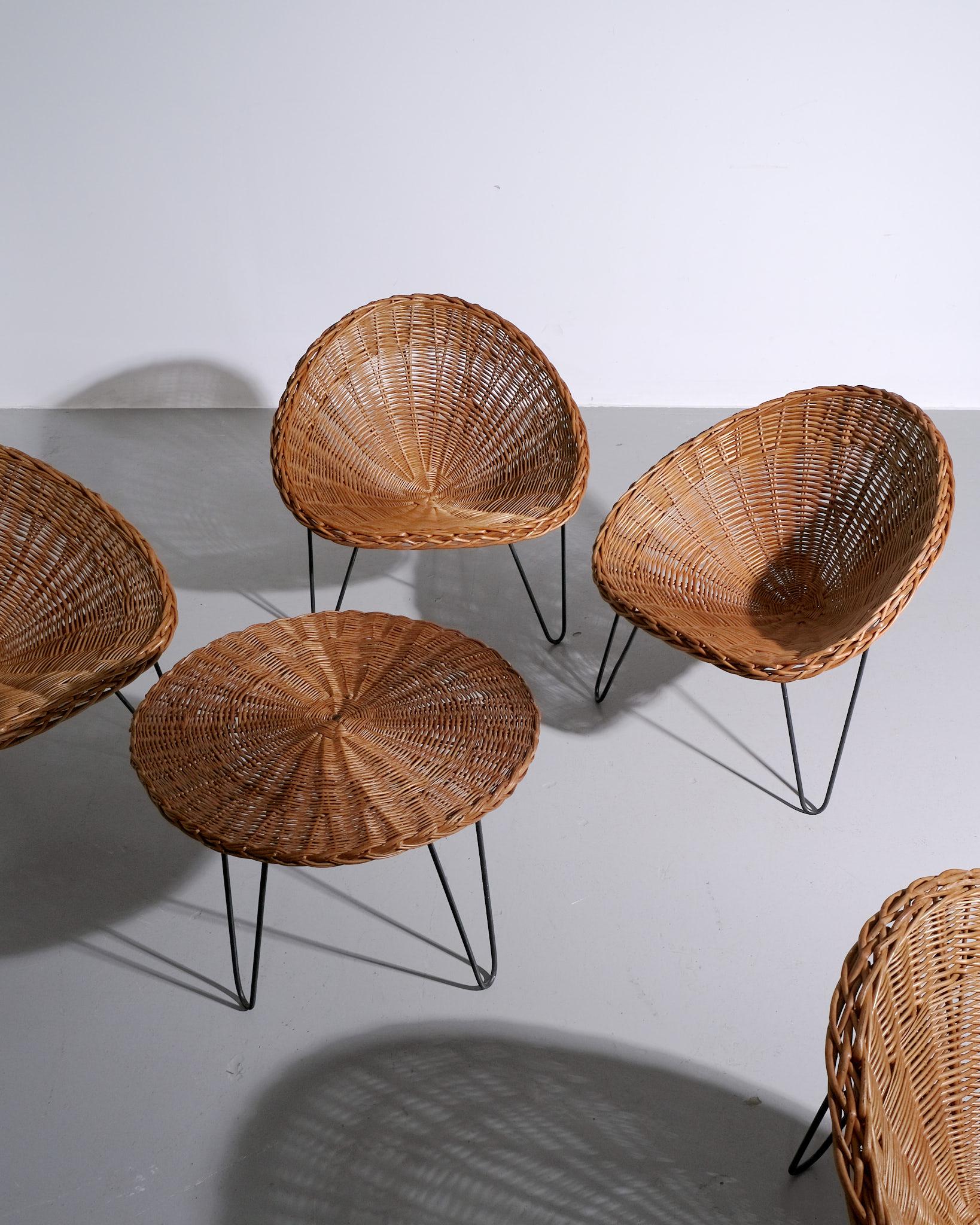 Rare et élégant ensemble de salon en rotin des designers français Janine Abraham & Dirk Jan Rol, datant des années 1960. Cet ensemble sculptural comprend quatre fauteuils de salon et une table ronde assortie, chacun mettant en valeur l'approche