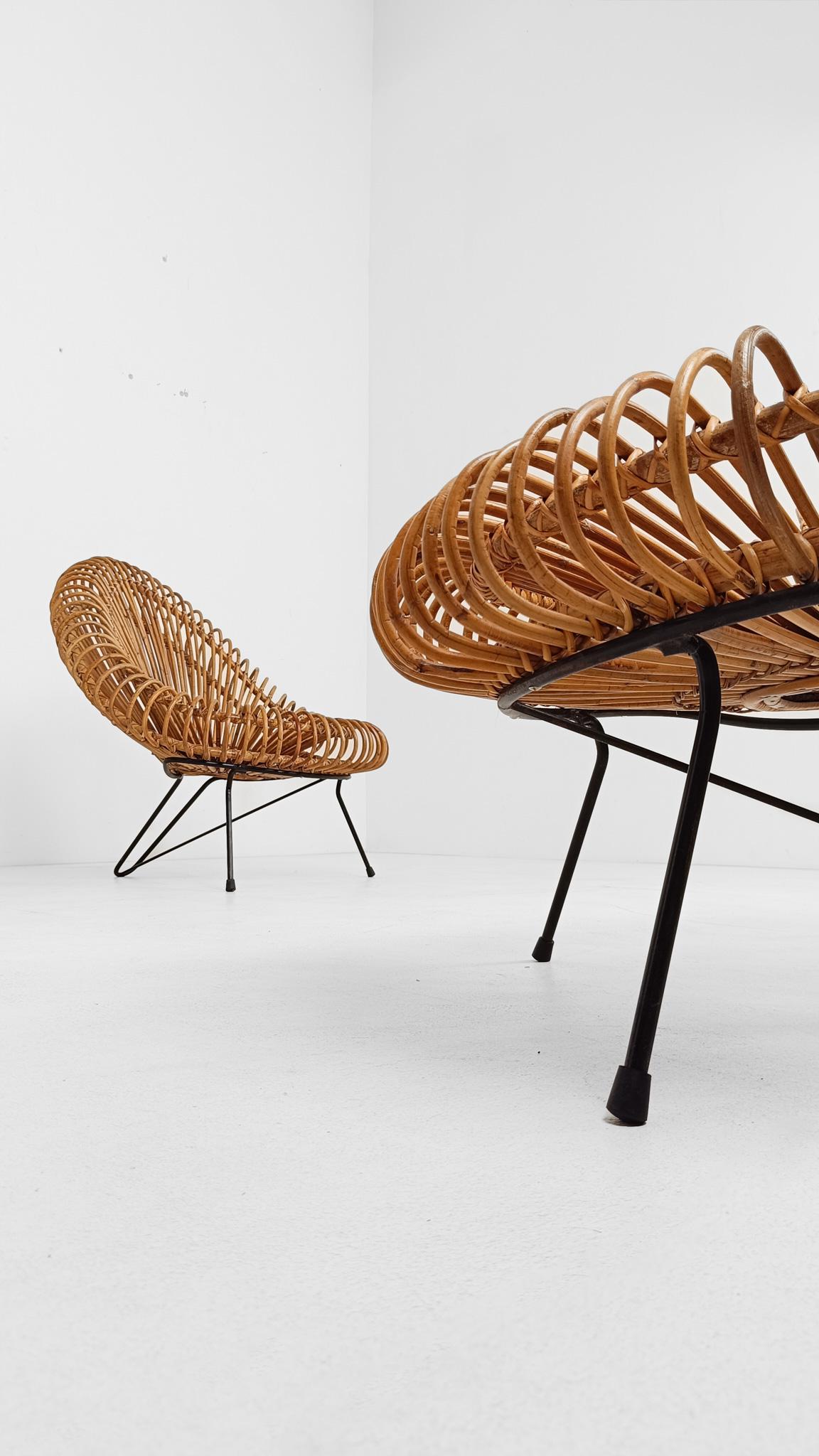 Ponemos a la venta un par de sillones icónicos del diseño moderno francés del siglo XX.
Diseñados en los años 50 por Janine Abraham y Dirk Jan Rol, una pareja muy unida tanto en su vida privada como profesional, representan a la perfección el