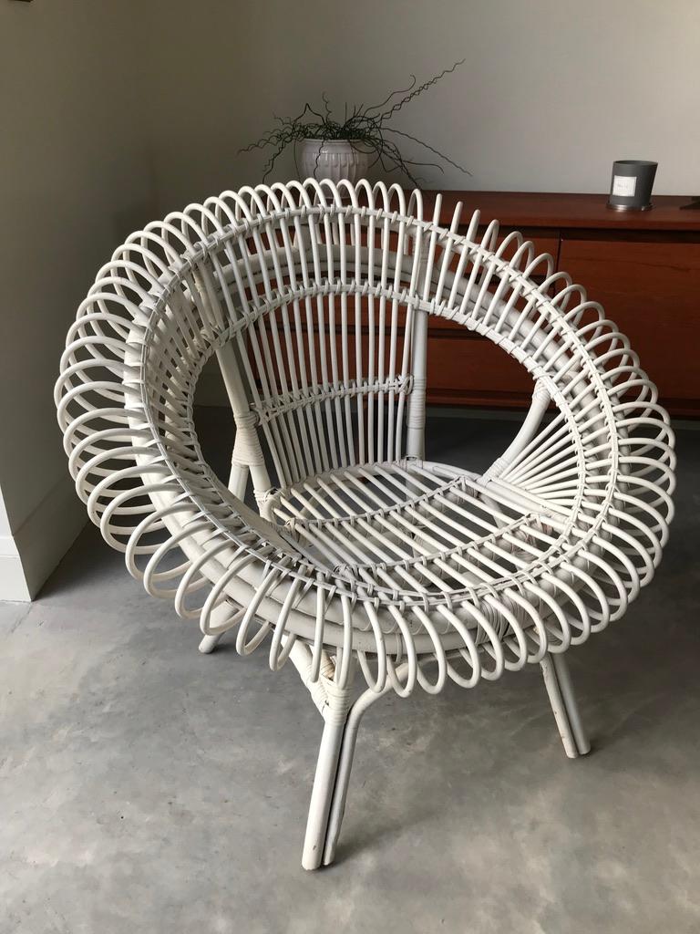 Exceptionnelle chaise longue en rotin peint en blanc de Janine Abraham et de l'architecte Dirk Jan ROL, fabriquée par l'Edition Rougier, vers 1955. L'élégante coque de l'assise en panier est maintenue par un cadre en bois organique. Il s'agit de