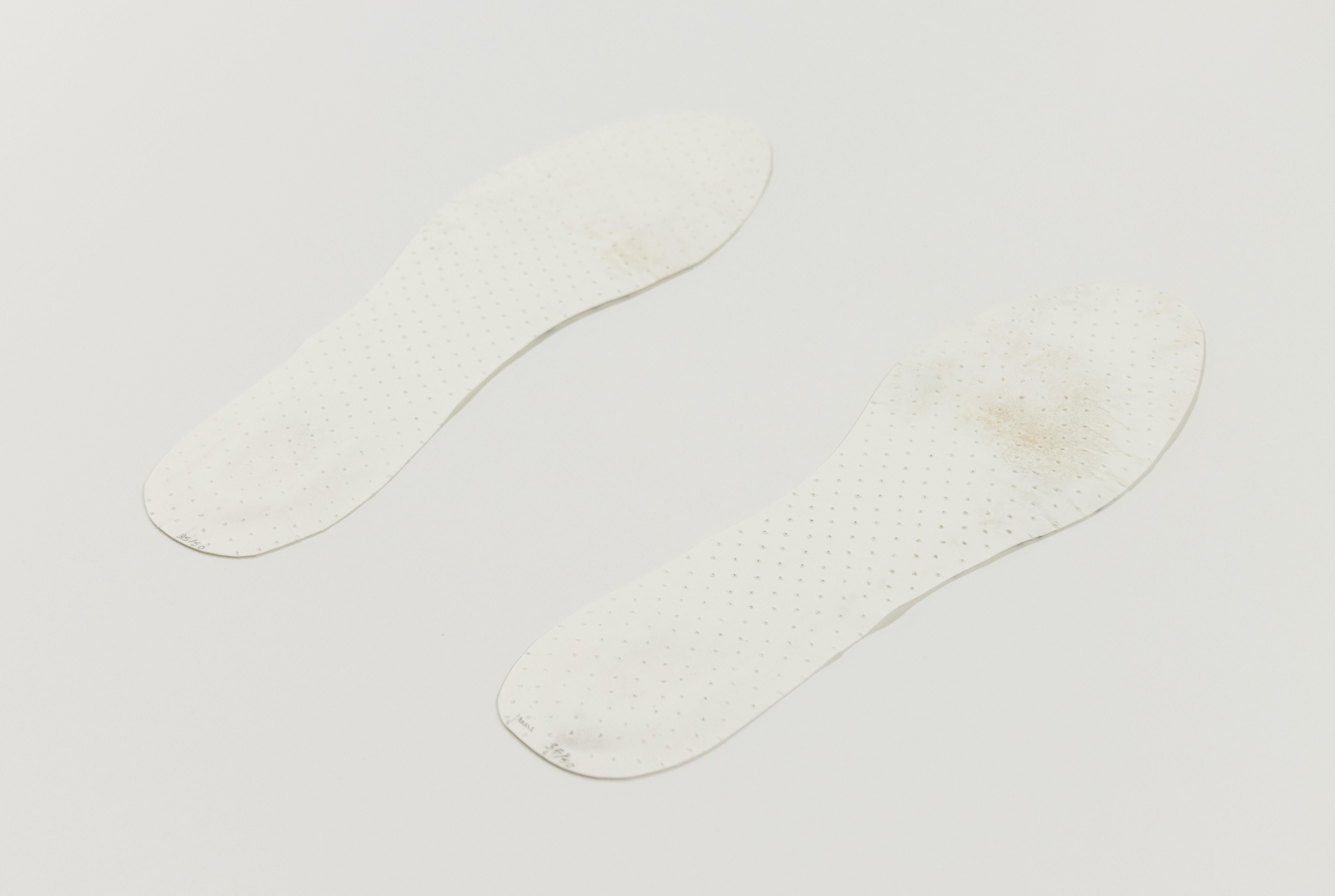 Von der Künstlerin berührt (Zeitgenössisch), Art, von Janine Antoni