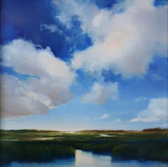 "Bañado en Azul" suaves nubes salpican el cielo, descansando sobre el camino hacia el mar