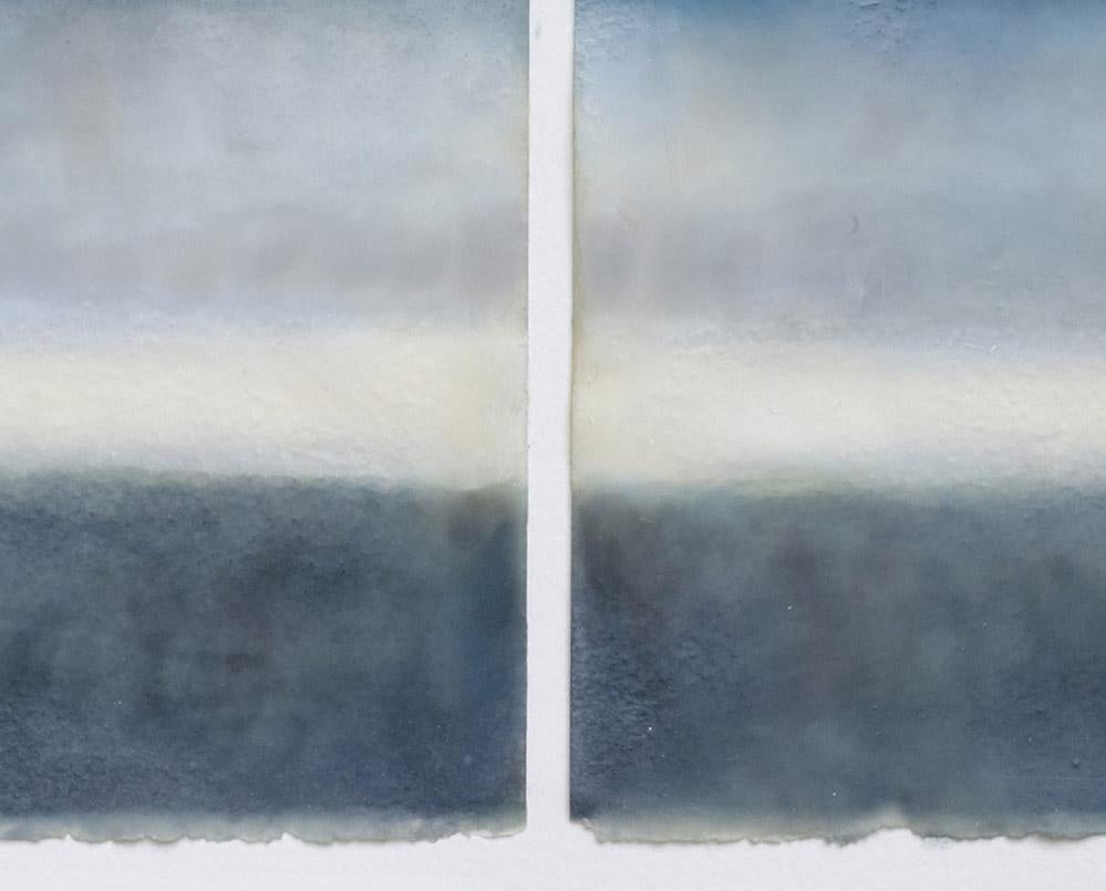Indaco su grigio (pittura astratta) - Painting Astratto di Janise Yntema