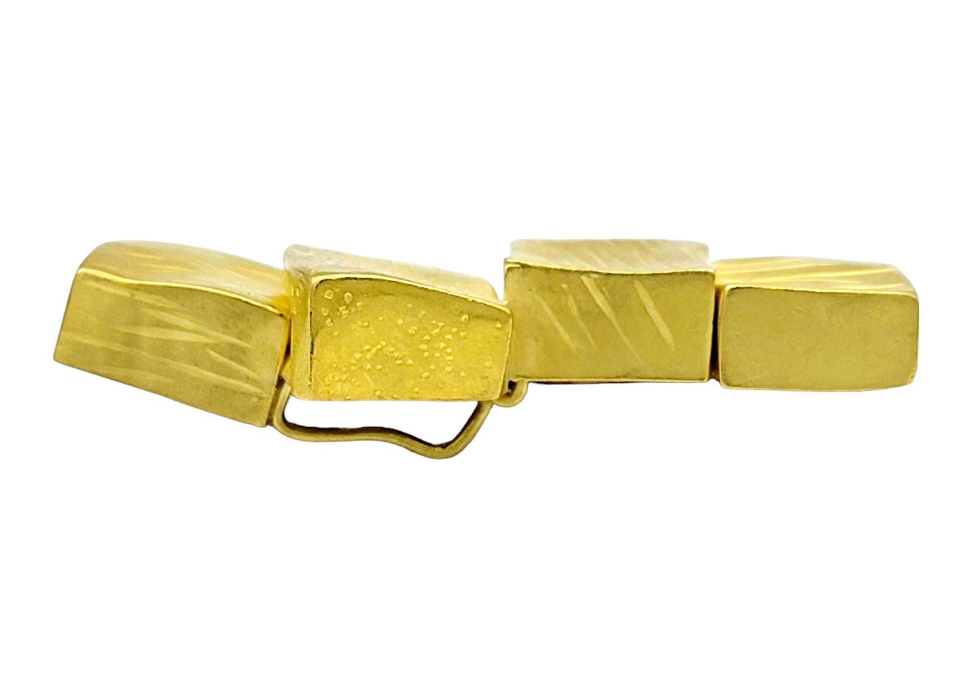 Janiye Mid-Century Geometrische Brosche aus 22 Karat Gelbgold mit gebürsteter Oberfläche in gebürstetem Finish für Damen oder Herren im Angebot