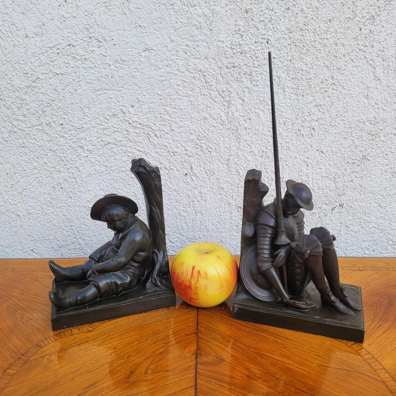 Paire de serre-livres représentant le héros de la littérature espagnole Don Quichotte et son fidèle Sancho Panza : tous deux sont assis, endormis.   

Sculptures en métal à patine brune (spelter), l'une d'entre elles est signée Janlé.  

Ils ont été