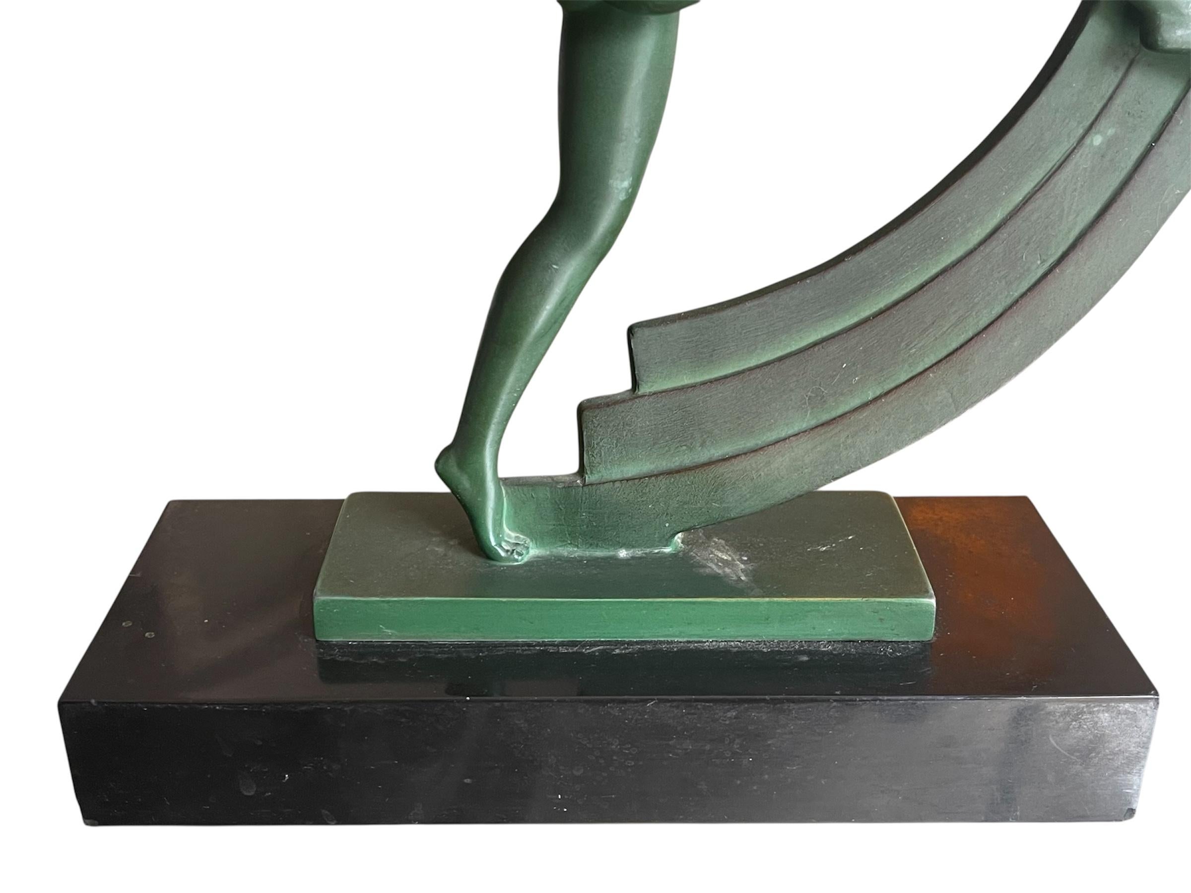 Sculpté à la main Janle - Foulard danseur en stéatite à patine Greene & Greene, XXème siècle en vente