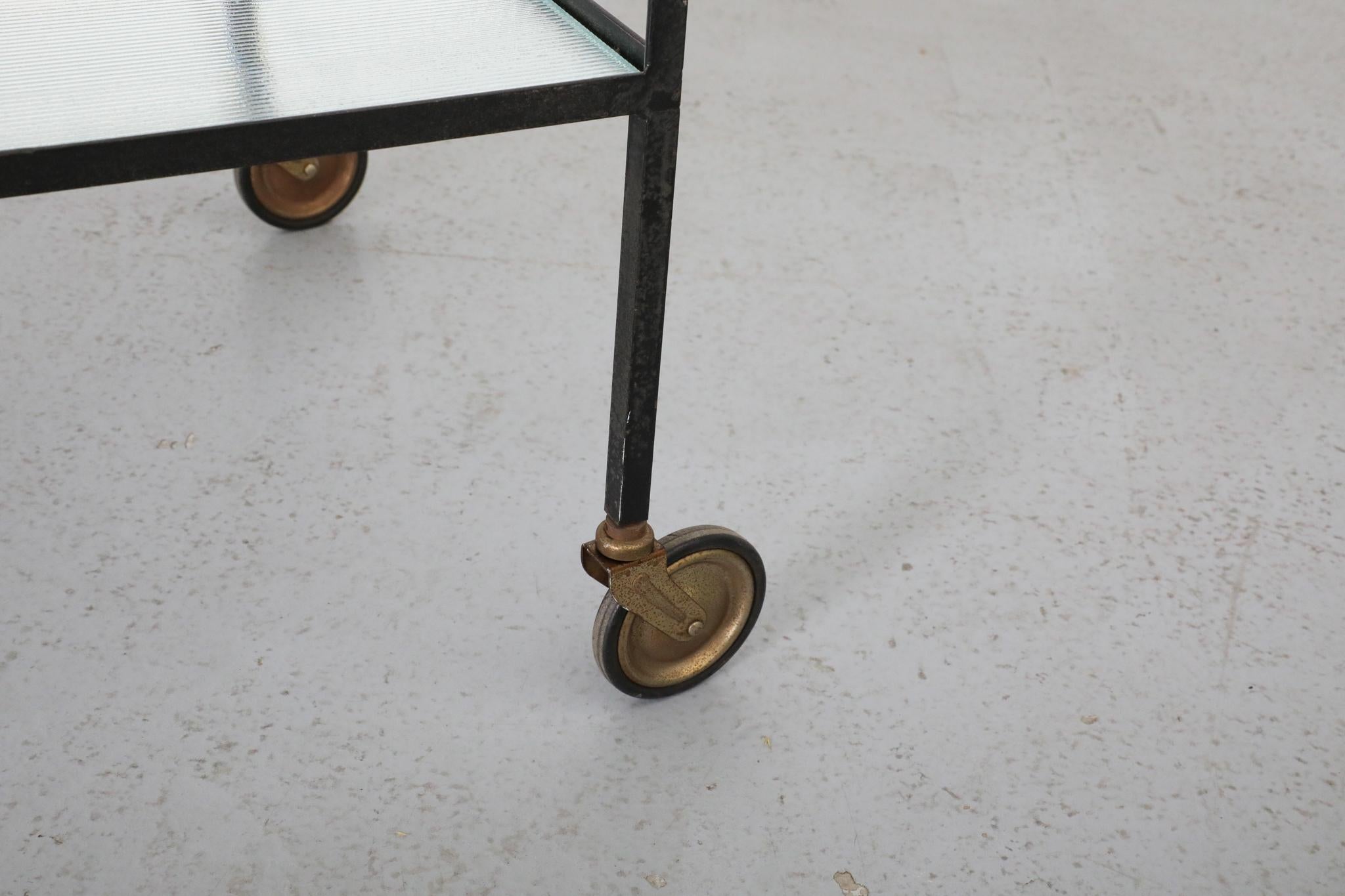 Janni van Pelt zugeschriebener minimalistischer Barwagen mit geriffeltem Glas, 1960er Jahre im Angebot 5