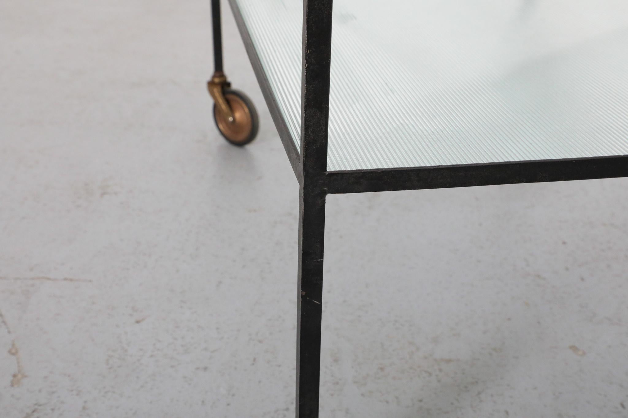 Janni van Pelt zugeschriebener minimalistischer Barwagen mit geriffeltem Glas, 1960er Jahre im Angebot 7