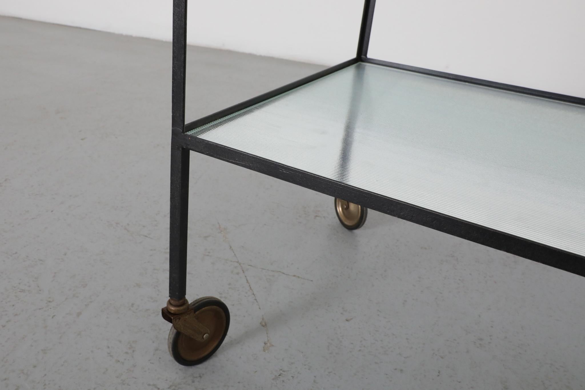 Janni van Pelt zugeschriebener minimalistischer Barwagen mit geriffeltem Glas, 1960er Jahre im Angebot 9