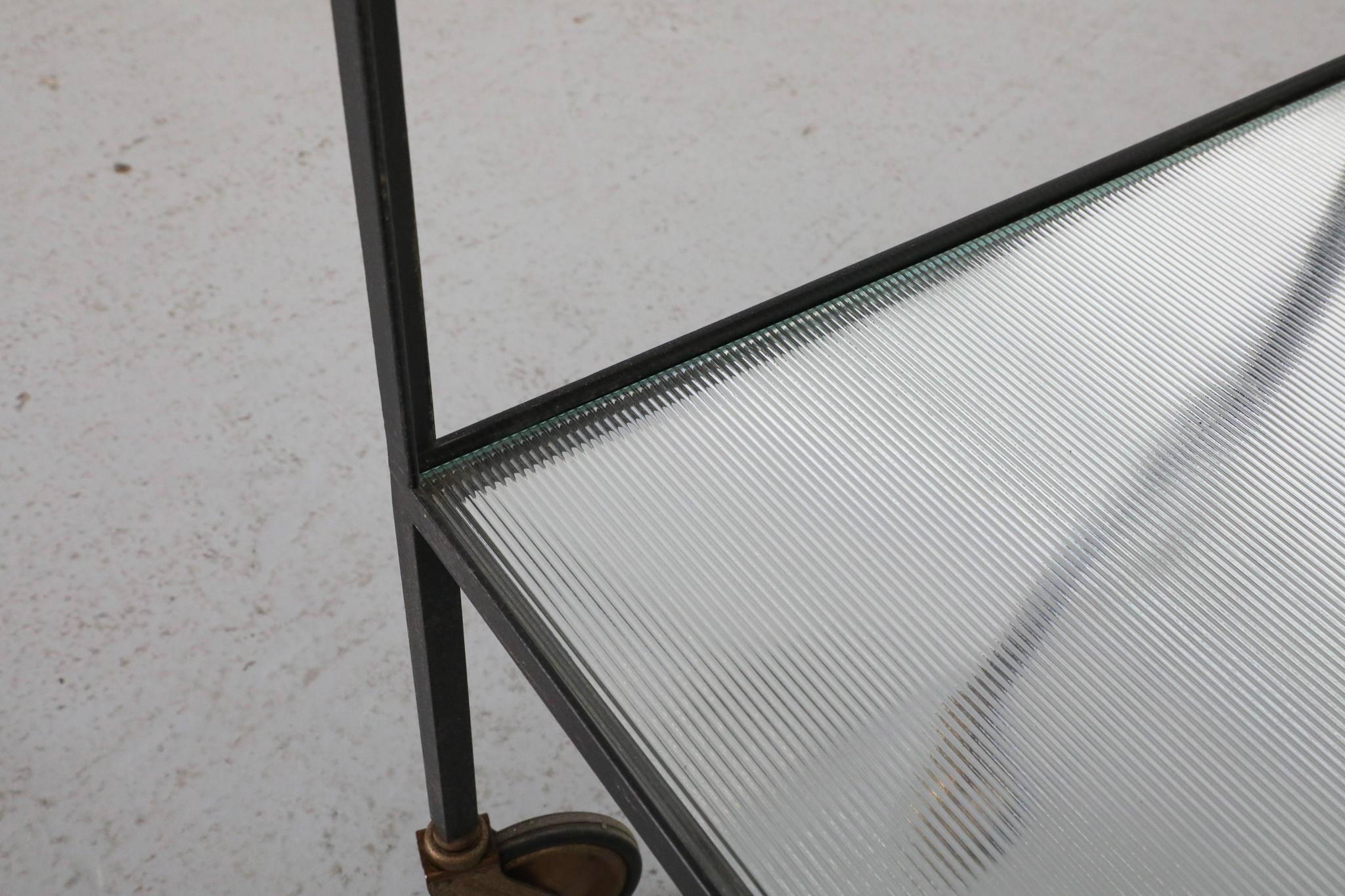 Janni van Pelt zugeschriebener minimalistischer Barwagen mit geriffeltem Glas, 1960er Jahre im Angebot 11