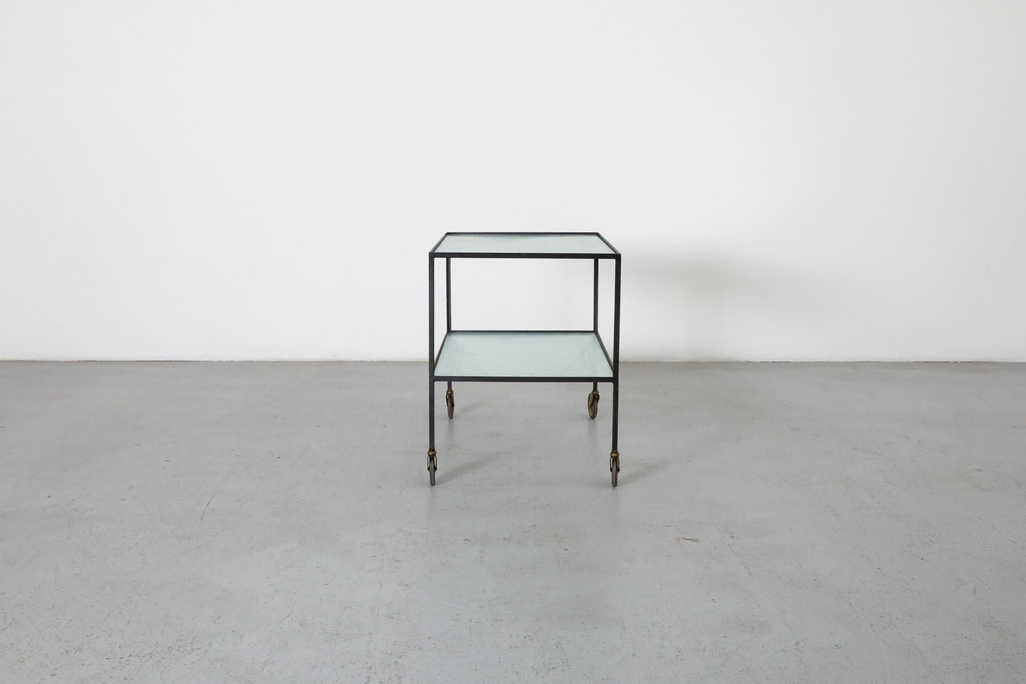 Janni van Pelt zugeschriebener minimalistischer Barwagen mit geriffeltem Glas, 1960er Jahre (Emailliert) im Angebot