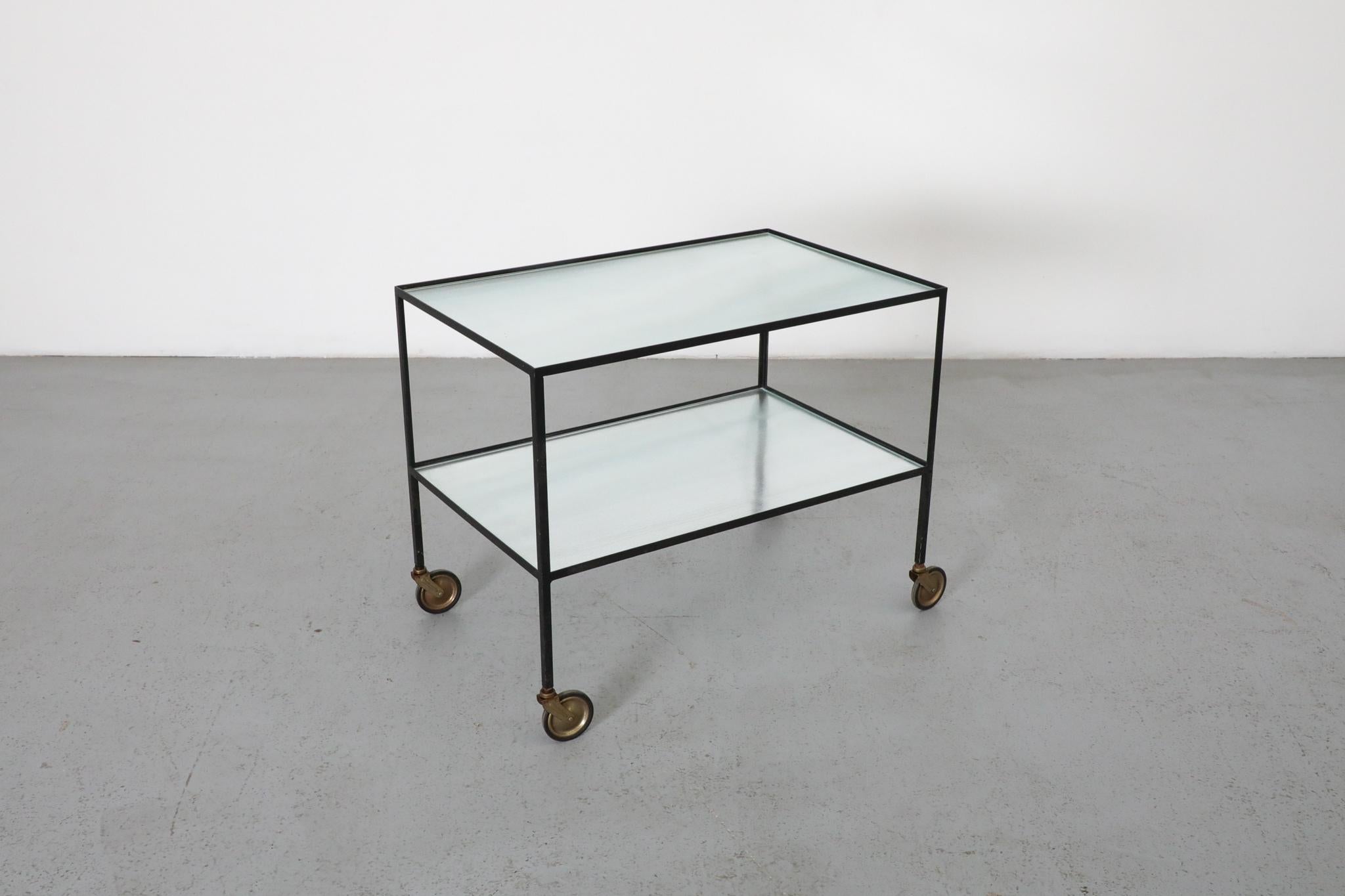 Janni van Pelt zugeschriebener minimalistischer Barwagen mit geriffeltem Glas, 1960er Jahre (Mitte des 20. Jahrhunderts) im Angebot