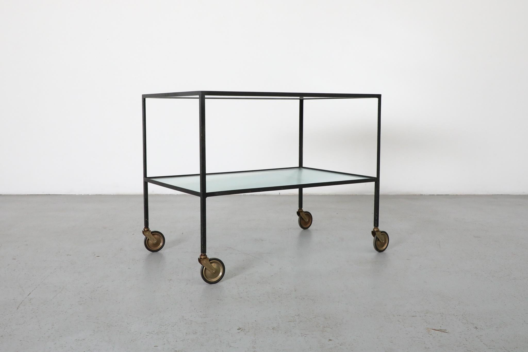Janni van Pelt zugeschriebener minimalistischer Barwagen mit geriffeltem Glas, 1960er Jahre (Metall) im Angebot