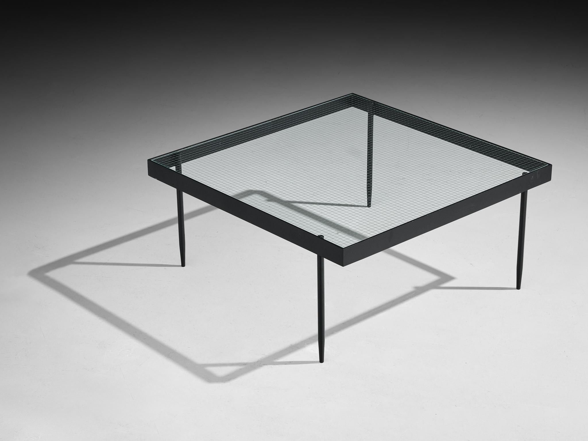 Janni Van Pelt, tavolino da caffè, modello G4A, acciaio rivestito, vetro cablato, Paesi Bassi, 1958

Questo tavolino, disegnato da Janni Van Pelt, presenta linee pulite e una chiara forma geometrica. La sua struttura quadrata, rivestita di nero, è