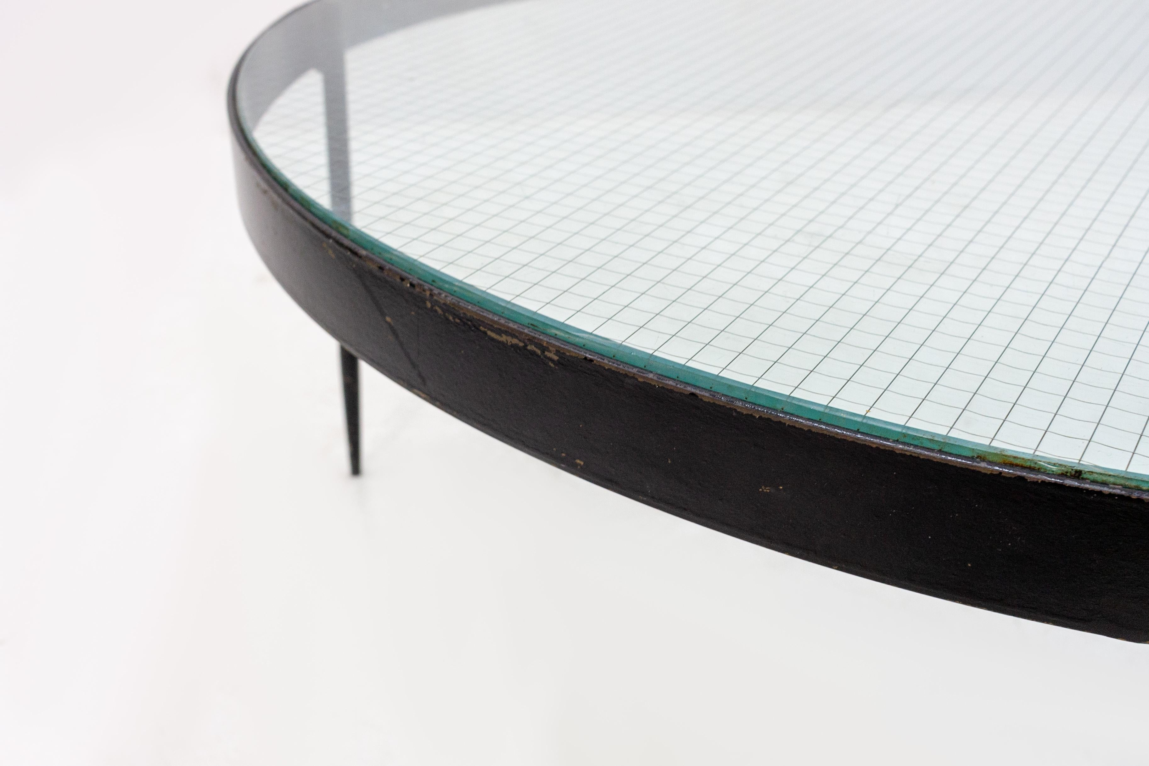 Round coffee table designed by Janni van Pelt for Bas van Belt, Netherlands 1958. Made of wire reinforced glass with three delicate tapered legs, the table is the height of minimalism in materials and aesthetics. A functionalism born of Bauhaus.