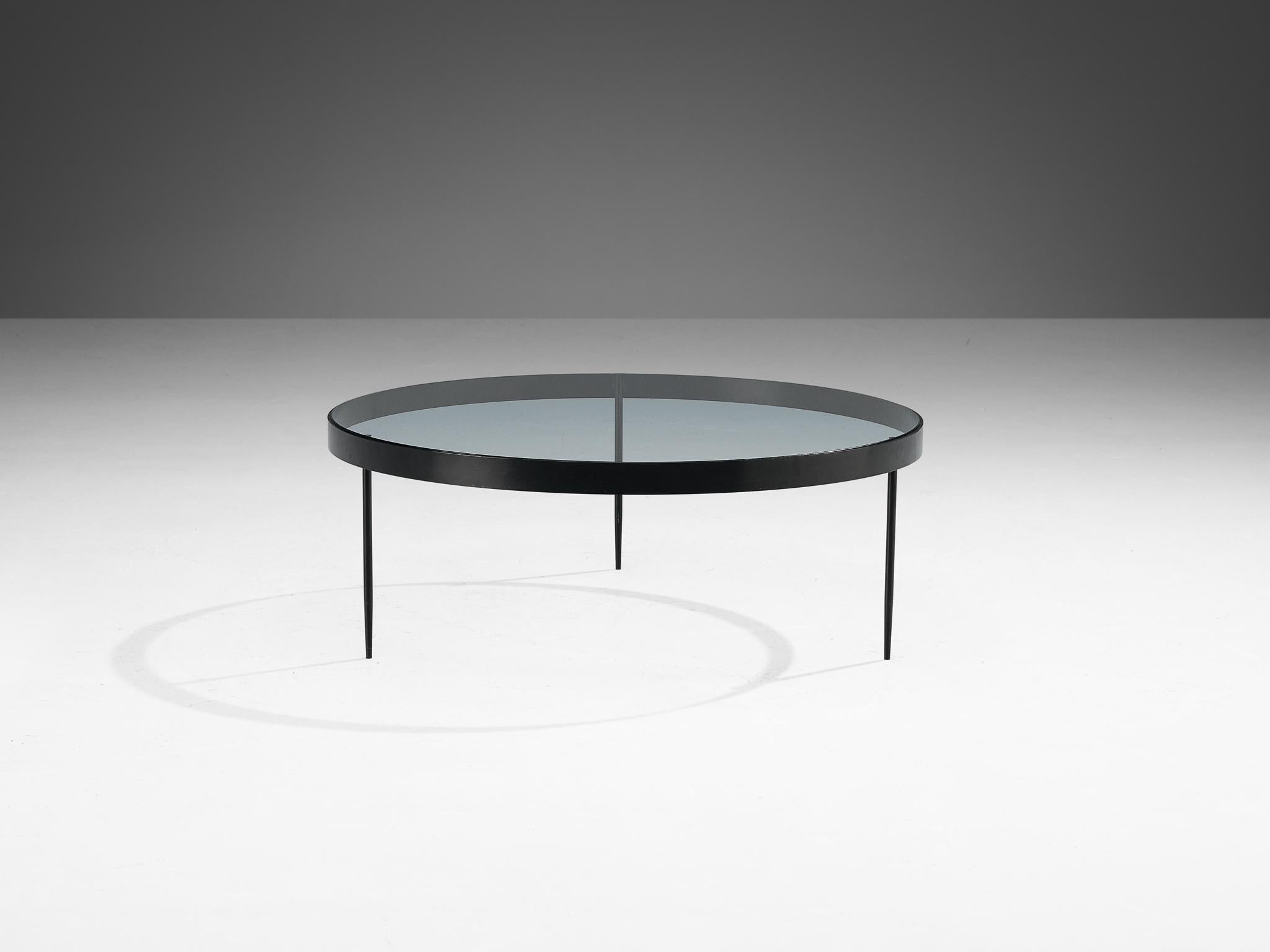 Janni Van Pelt, table basse, verre et métal noir, Pays-Bas, design 1958

Table basse ronde en métal laqué noir et verre. Cette table est une variante du modèle G4 de Janni Van Pelts. La base se compose de quatre pieds avec une connexion