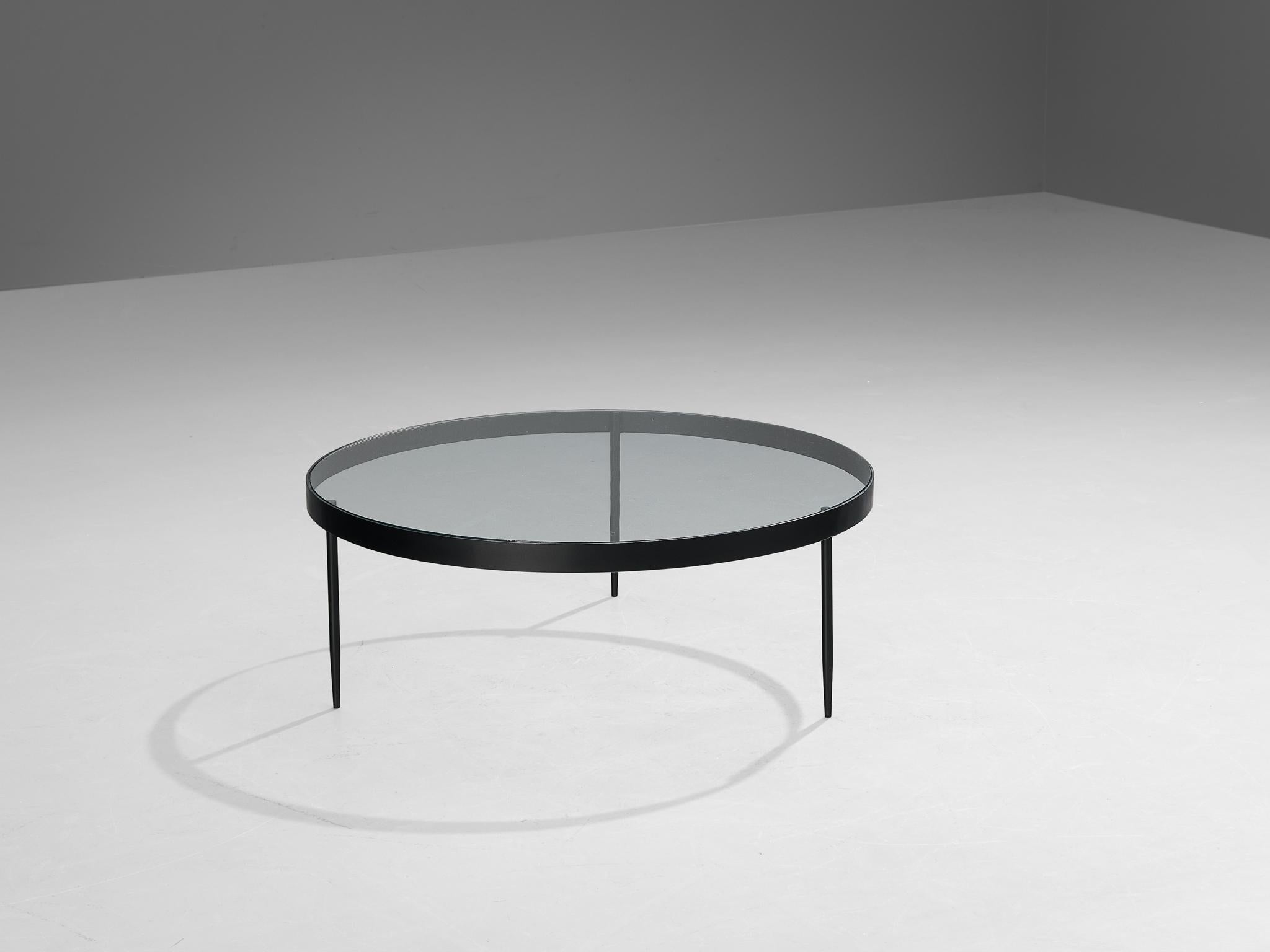 Janni Van Pelt, Couchtisch, Glas und schwarzes Metall, Niederlande, Entwurf 1958

Runder Couchtisch aus schwarz beschichtetem Metall und Glas. Dieser Tisch ist eine Variante von Janni Van Pelts Modell G4. Der Sockel besteht aus vier Beinen mit einer