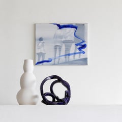 Les filles se tiennent sur un mur de béton