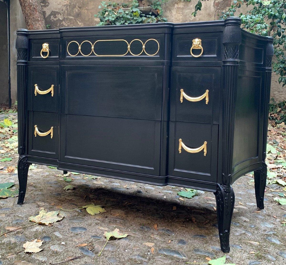 Elegant Louis XVI style chest of drawers in lacquered wood.
Jansen house circa 1960.
Three drawers on the front, the two main ones without crosspieces.
Finely sculpted uprights and legs.
Curved sides.
Apparatus of gilded bronzes.
Bears model
