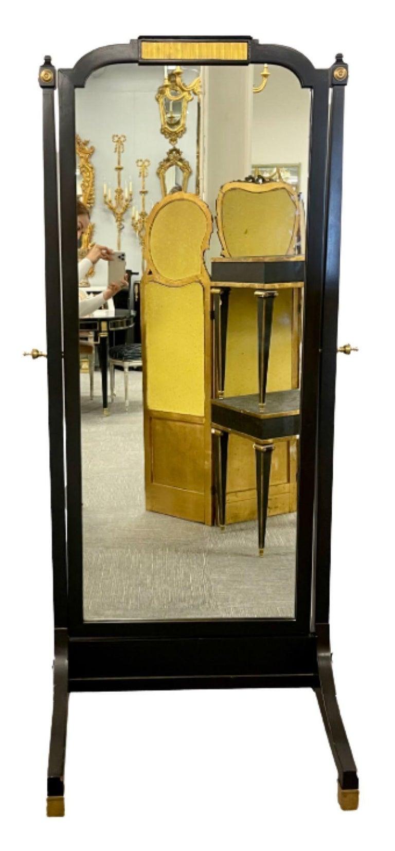 Specchio chevale da pavimento ebanizzato alla moda Jansen con montature in bronzo. Questo specchio da terra Hollywood Regency si alza e si abbassa per mostrare l'intera lunghezza della persona che vi si trova davanti. Con una finitura in ebano che è
