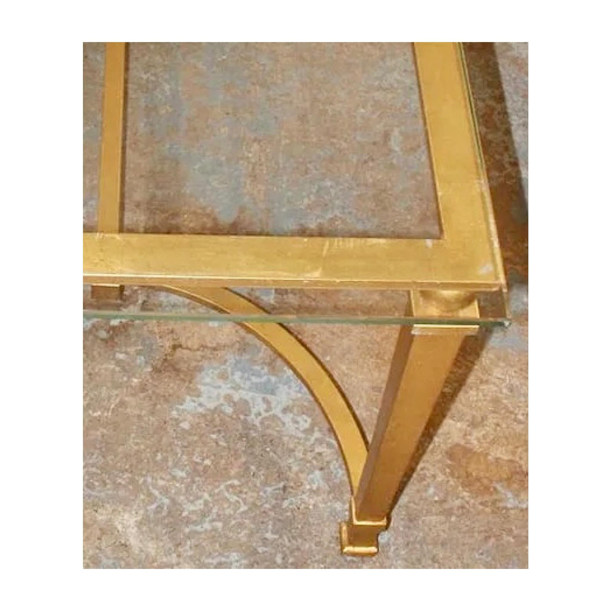 Jansen Couchtisch mit französischer Glasplatte auf goldenem Metallsockel (Französisch) im Angebot