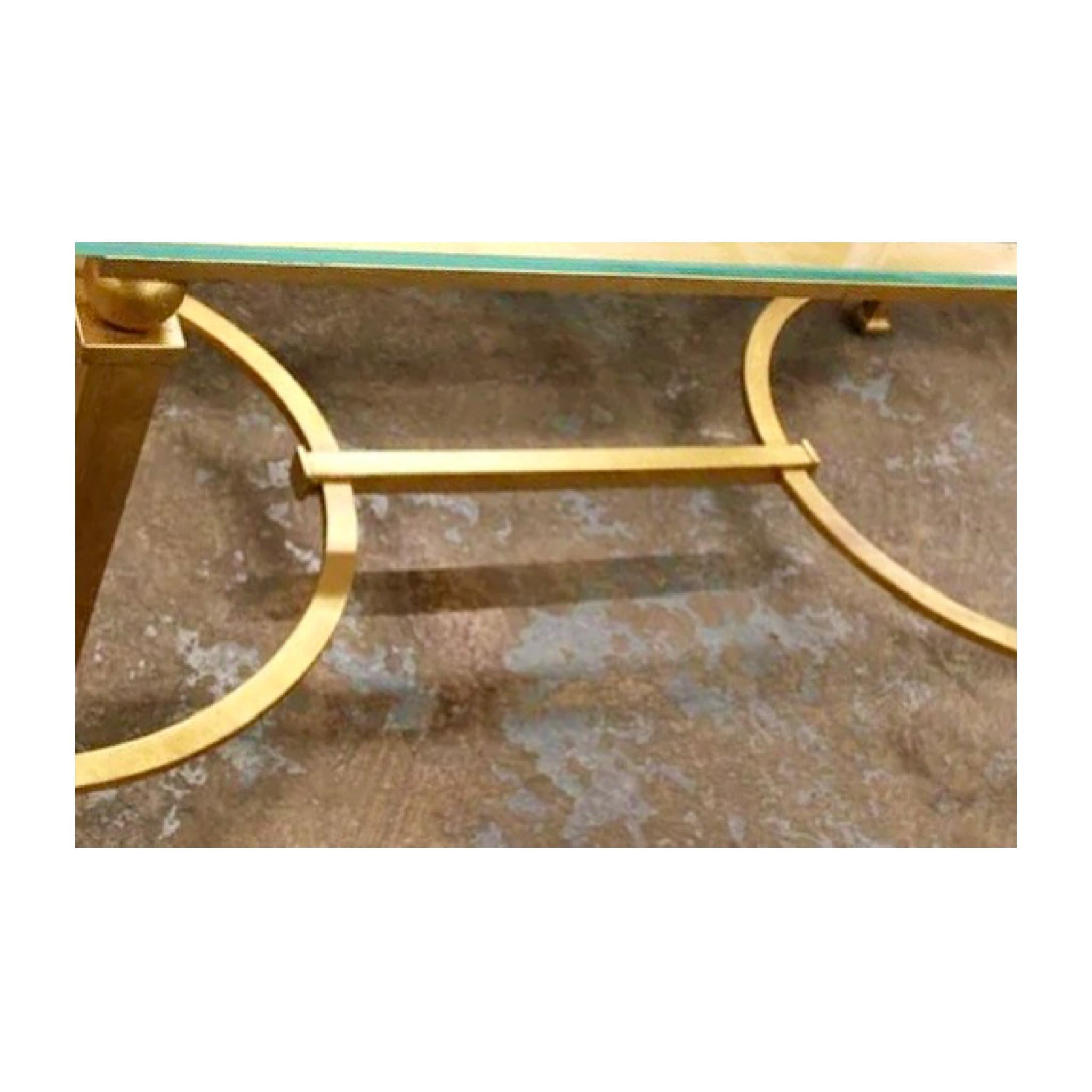 Jansen Couchtisch mit französischer Glasplatte auf goldenem Metallsockel im Zustand „Gut“ im Angebot in Los Angeles, CA