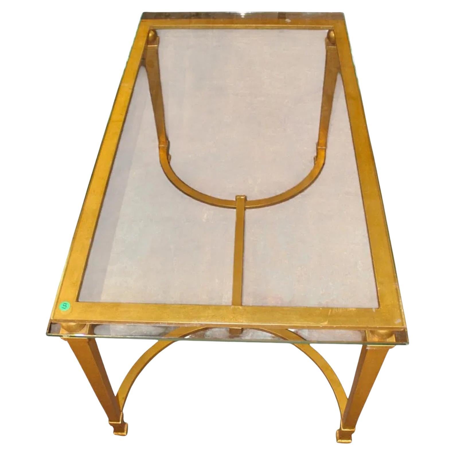 Jansen Couchtisch mit französischer Glasplatte auf goldenem Metallsockel im Angebot