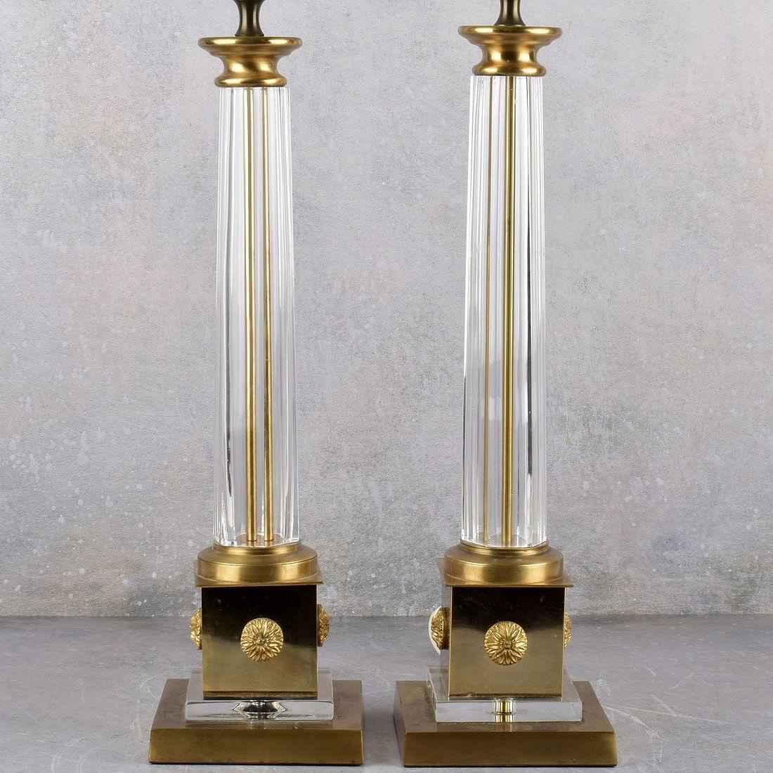 Paire de lampes de table néoclassiques françaises Jansen du milieu du siècle dernier en verre clair et métal doré. De la base au début des mesures de la harpe : 19-1/2