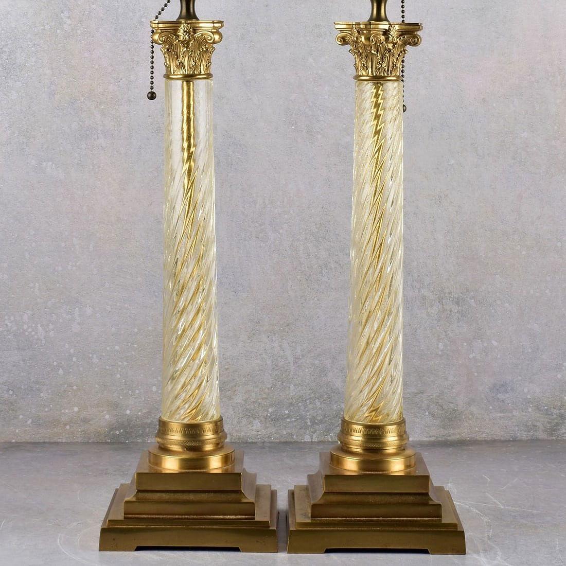 Paire de lampes de table en métal doré et colonne en verre doré de style néoclassique français du milieu du siècle dernier de Jansen. De la base au début de la harpe, la hauteur est de 19-3/4