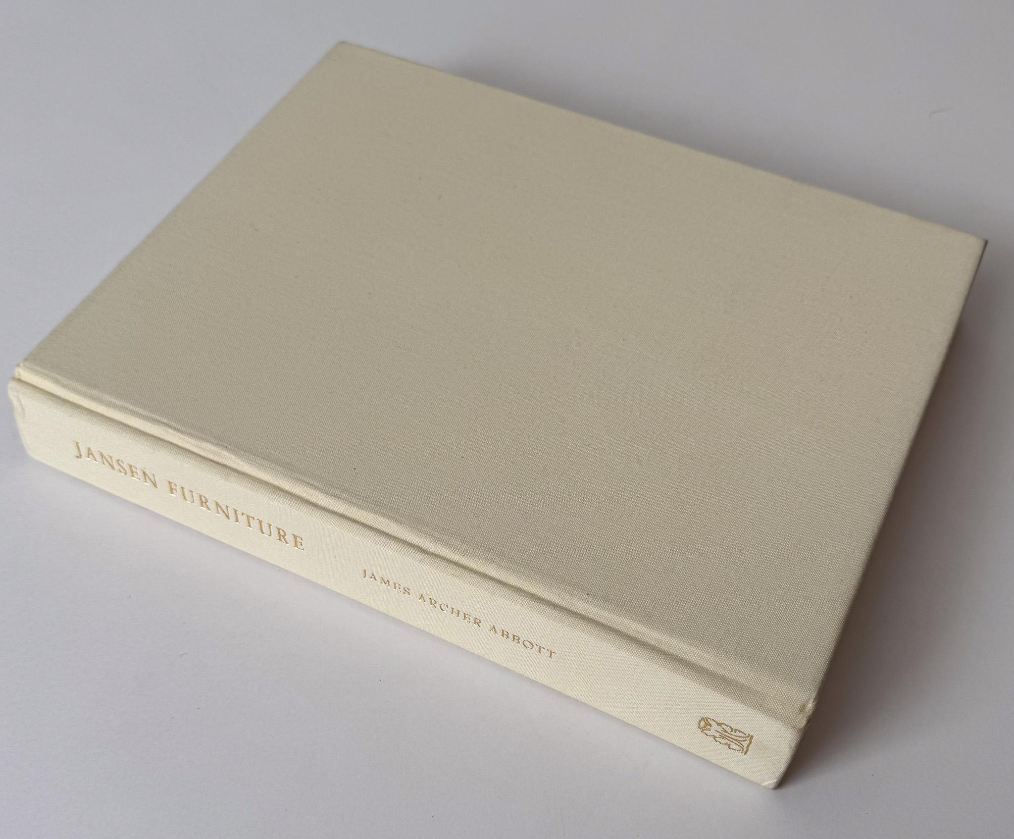 Monografia sul rinomato studio di decorazione d'interni Maison Jansen, con sede a Parigi, fondato nel 1880 da Jean Henri Jansen. Pubblicato nel 2007 da Acanthus Press con testo di James Archer Abbott. Considerato il primo studio di design veramente