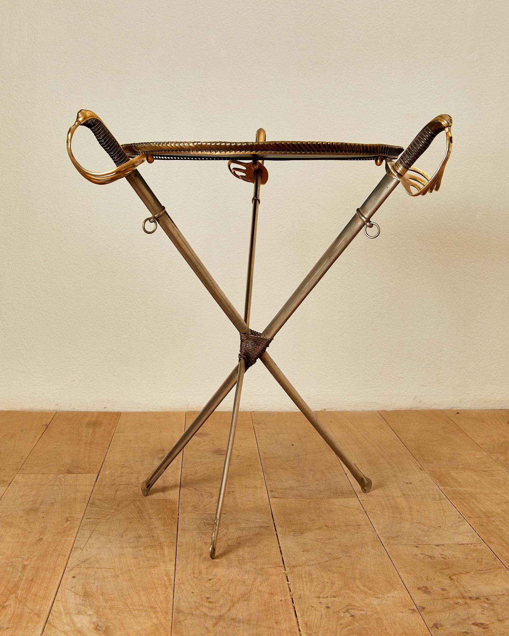 Jansen,
Guéridon con sciabole, ottone e poalina nera,
1960 circa, Francia.
Altezza 75 cm, diametro 53 cm.