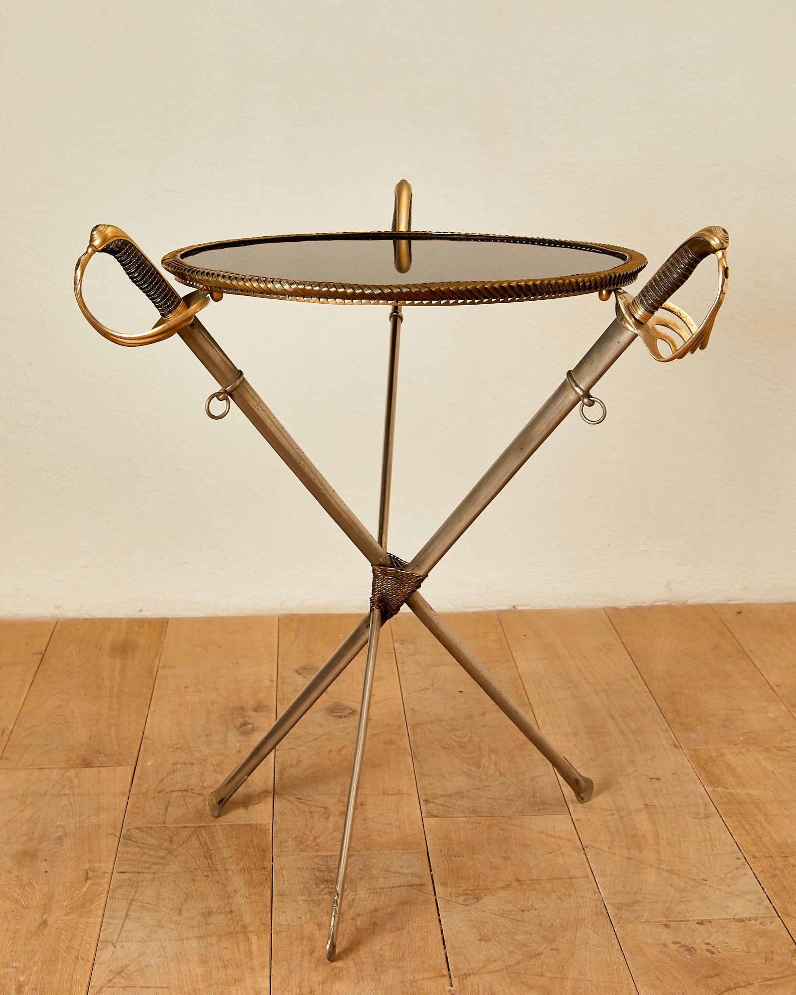Moderno Jansen, Guéridon con sciabole, ottone e poalina nera, circa 1960, Francia. in vendita