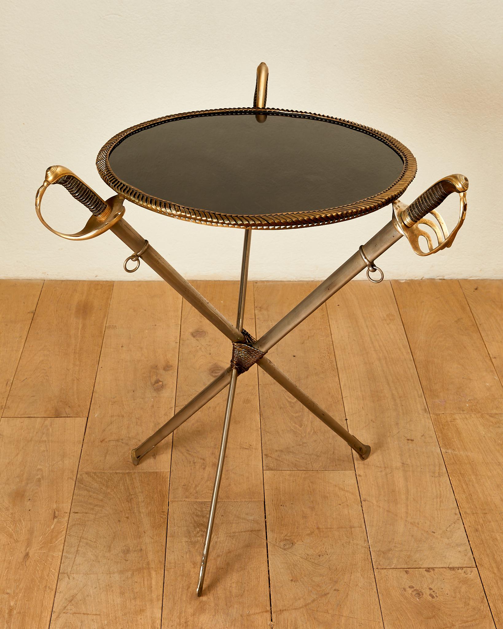Francese Jansen, Guéridon con sciabole, ottone e poalina nera, circa 1960, Francia. in vendita
