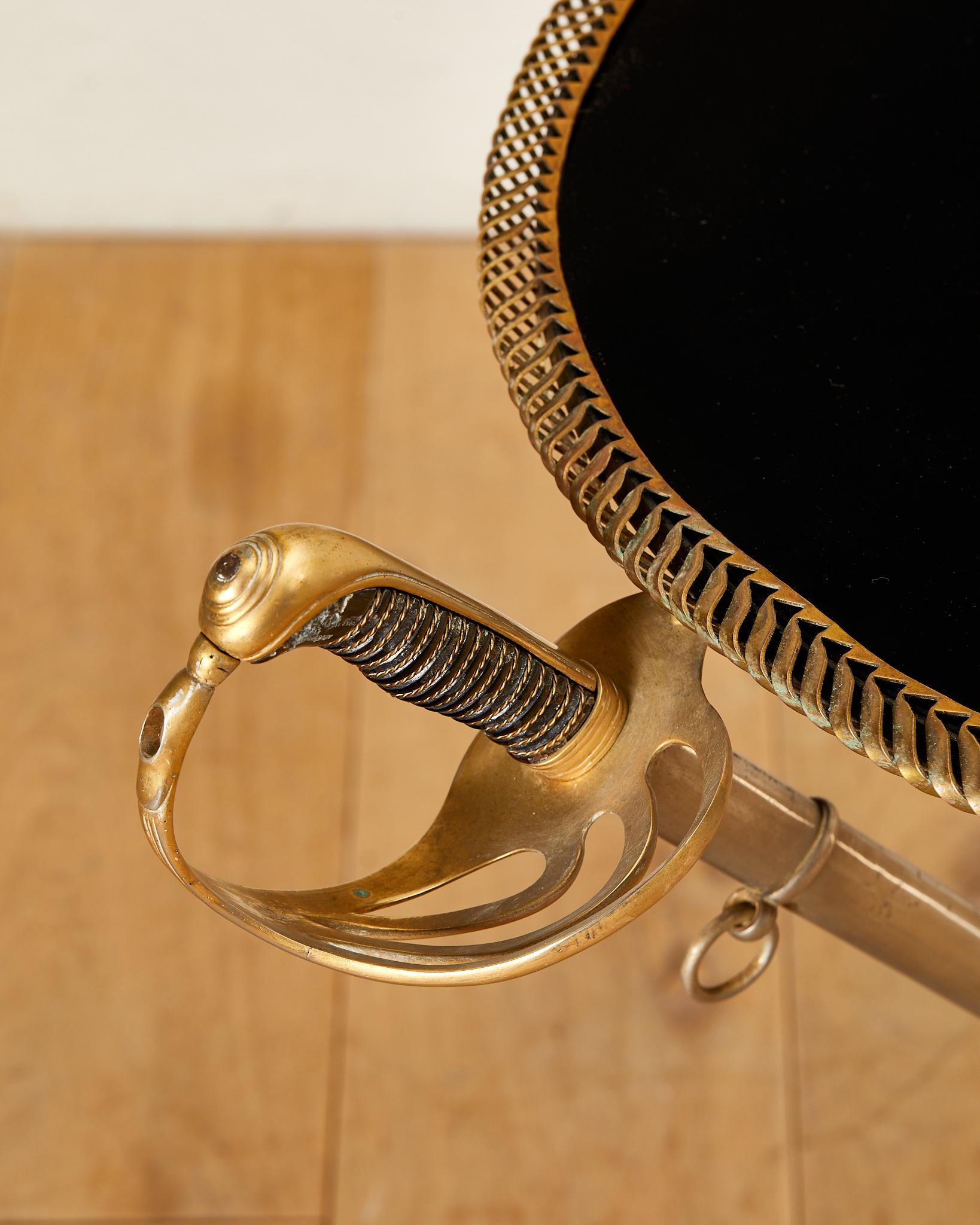 Metà XX secolo Jansen, Guéridon con sciabole, ottone e poalina nera, circa 1960, Francia. in vendita