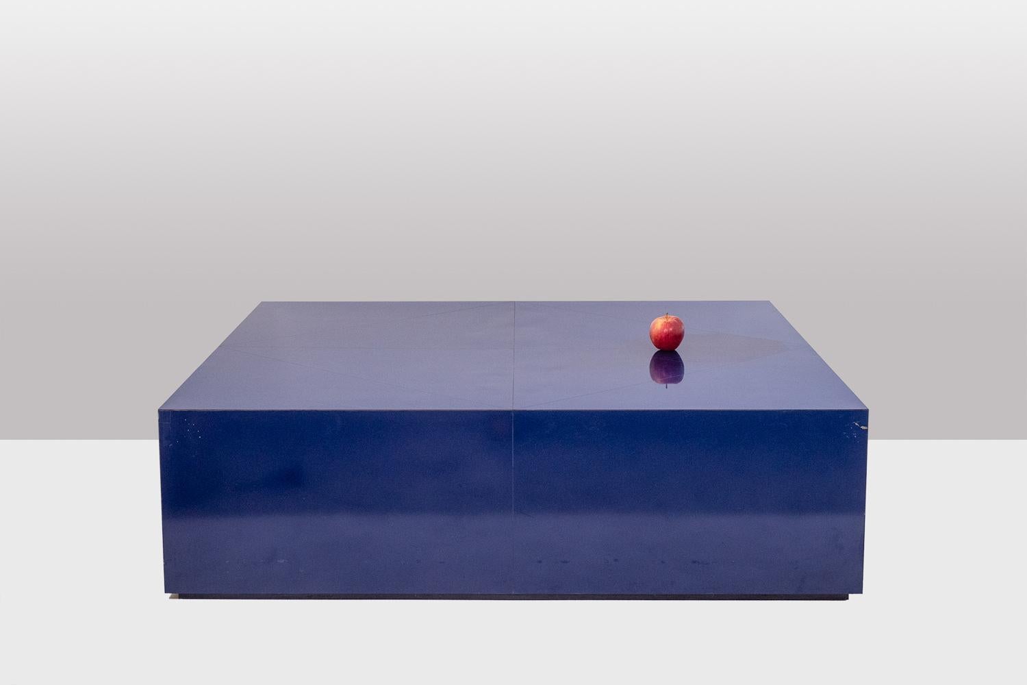Maison Maison, par.

Table basse en mélamine bleue de forme carrée.

Making Works français réalisé dans les années 1970.

Dimensions : H 40 x L 140 x P 140 cm

Référence : LS6179406G