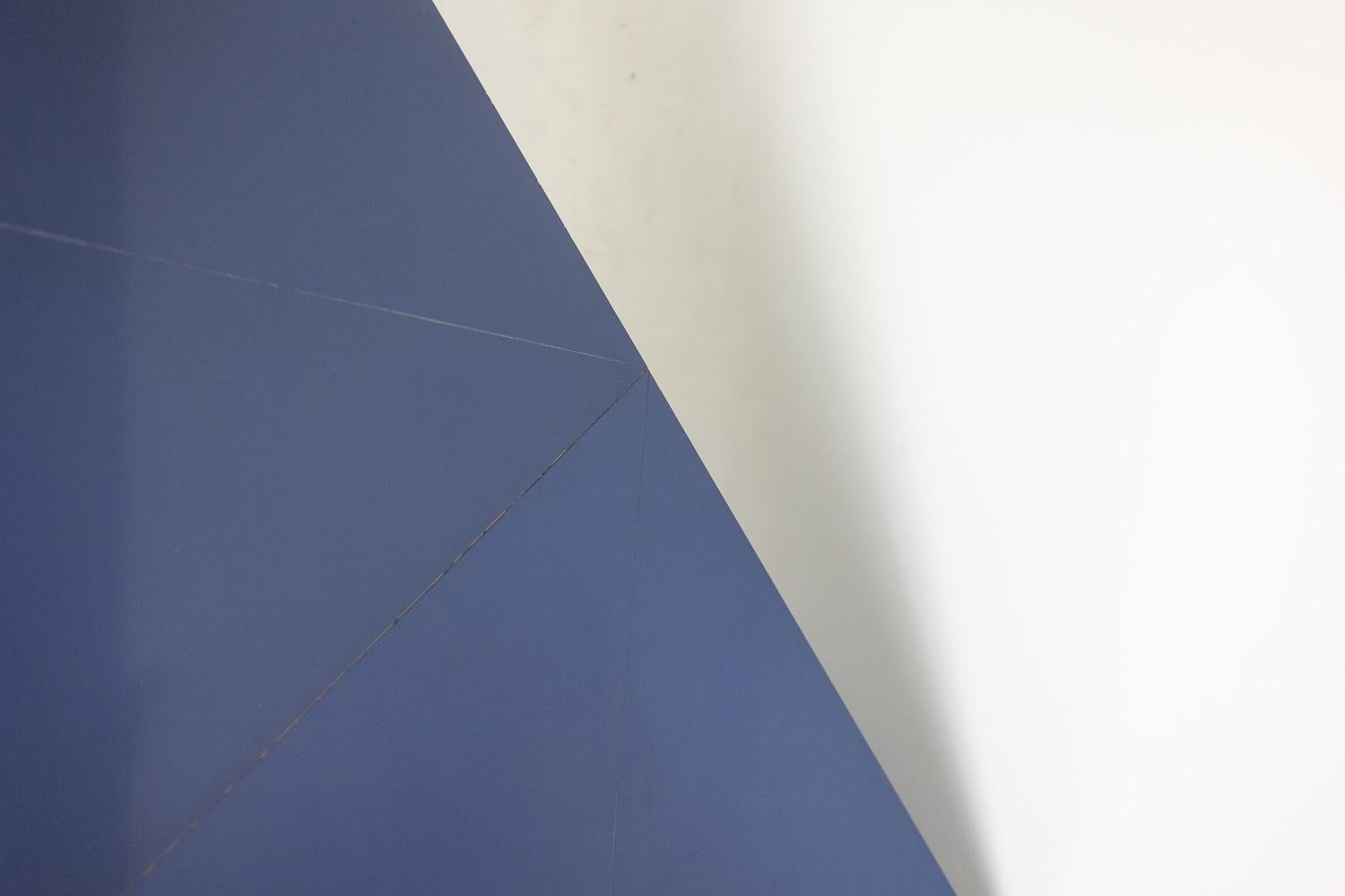 Français Maison Jansen. Table basse carrée bleue, années 1970. en vente