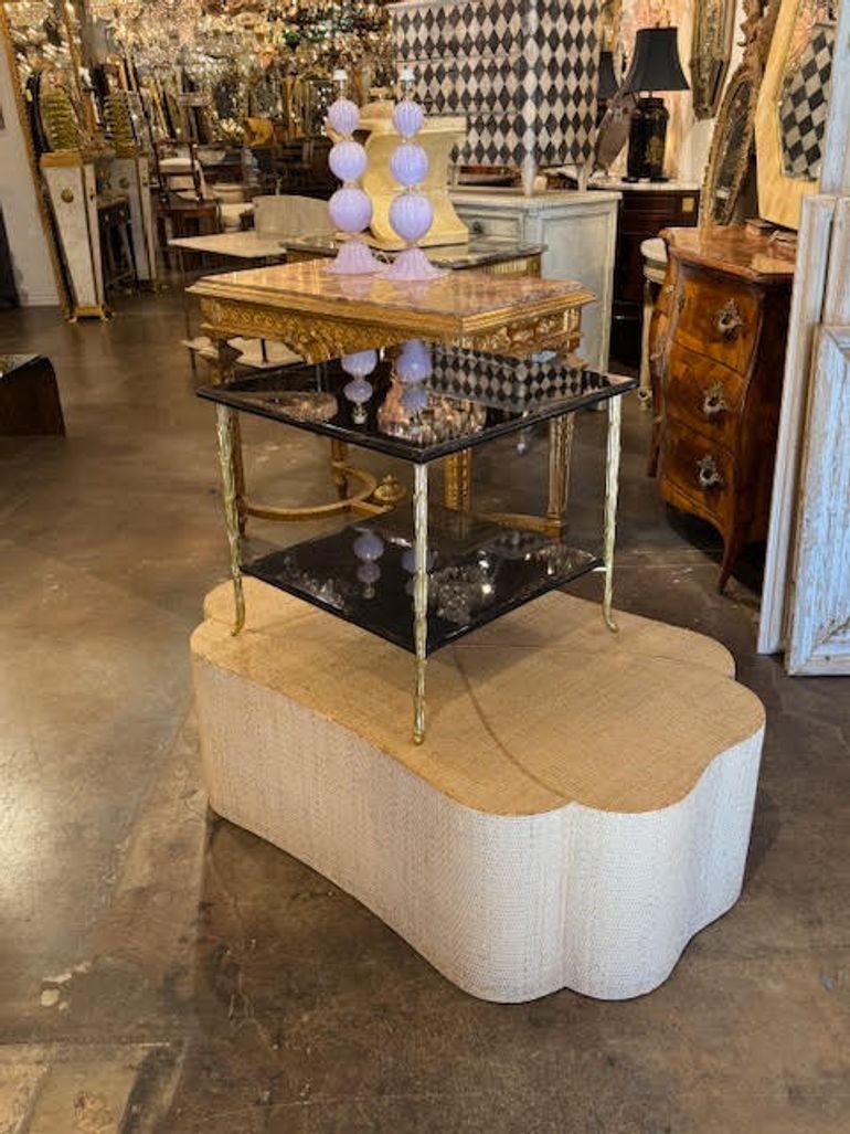 Table d'appoint en laiton et laqué noir à la manière de Jansen. Une belle addition à n'importe quelle maison ! 23w x 23d x 21h