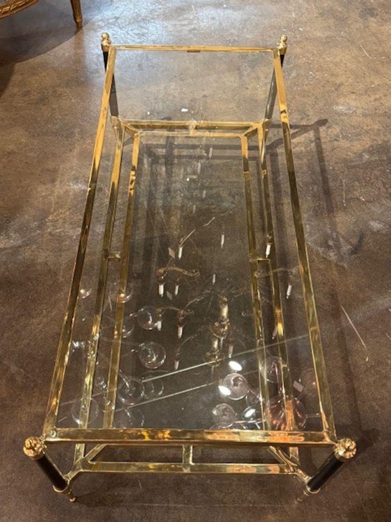 La Mesa de centro Jansen Manner de cristal pulido y latón es un mueble elegante y con estilo que destila sofisticación. Esta mesa crea un aspecto atemporal y lujoso, perfecto para añadir un toque de encanto clásico a cualquier salón.
48w x 21.5d x