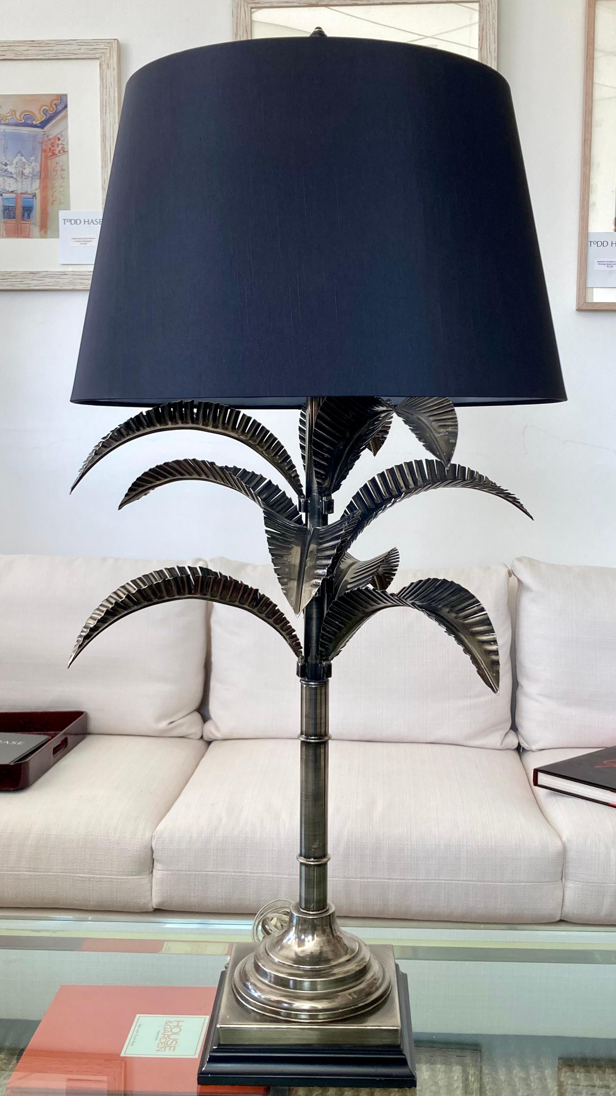Magnifique lampe de table classique Jansen en métal avec palmier et abat-jour d'origine. Un excellent complément à vos intérieurs et pièces inspirés de Jansen.