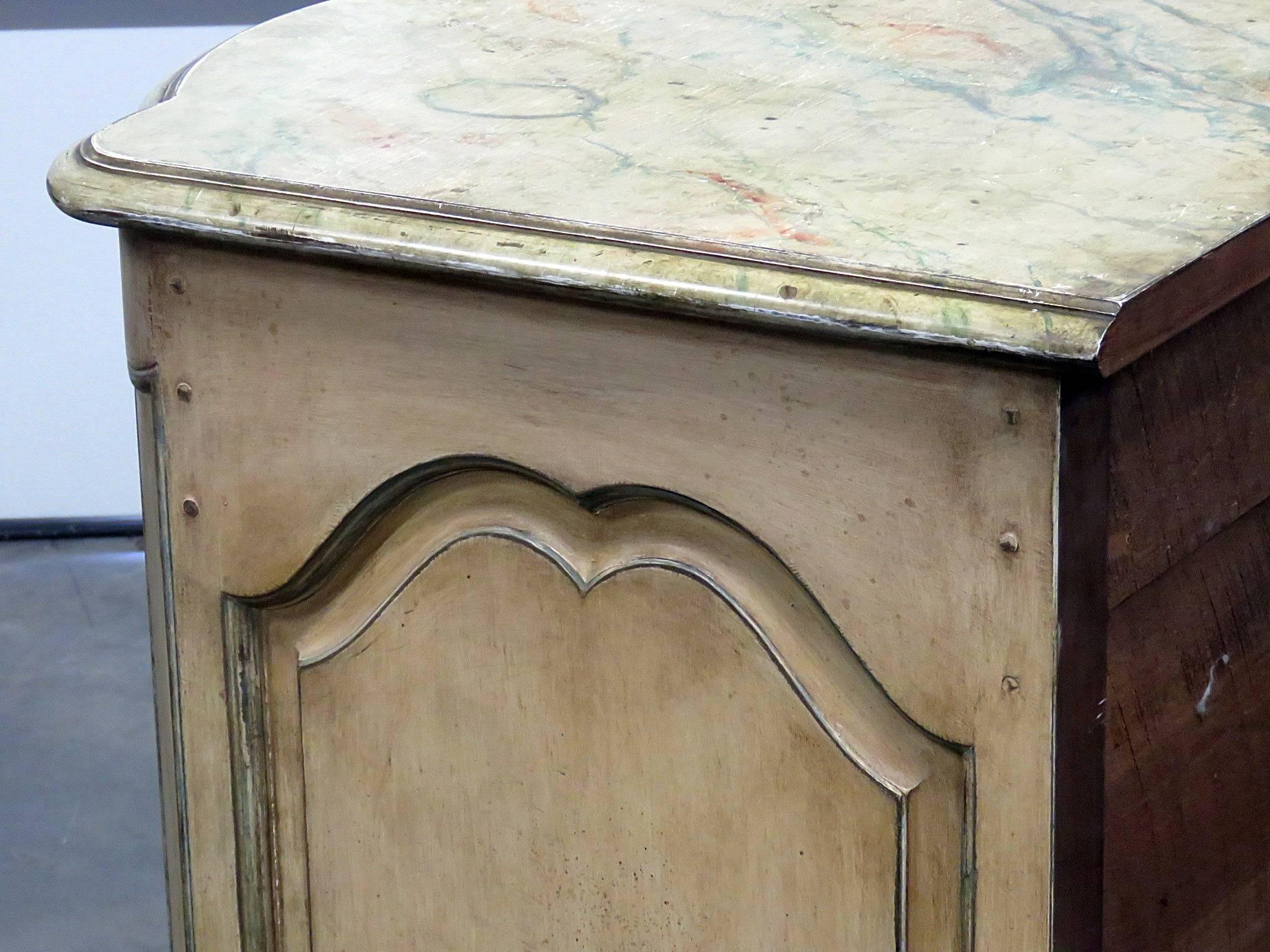 Noce Maison Jansen ha decorato una cassettiera da ingresso con vernice finto-marmo, in stile distressed. in vendita