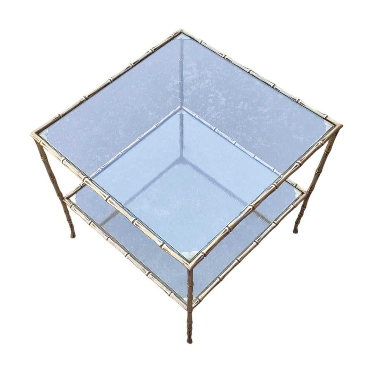 20ième siècle Table basse de style Jansen en faux bambou avec plateau en verre et bronze doré en vente
