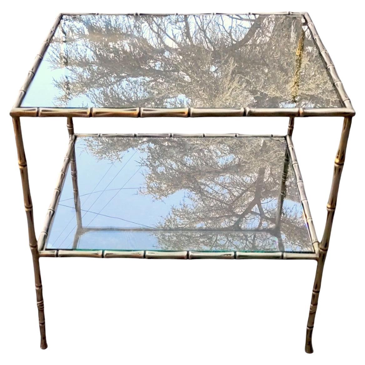 Table basse de style Jansen en faux bambou avec plateau en verre et bronze doré en vente