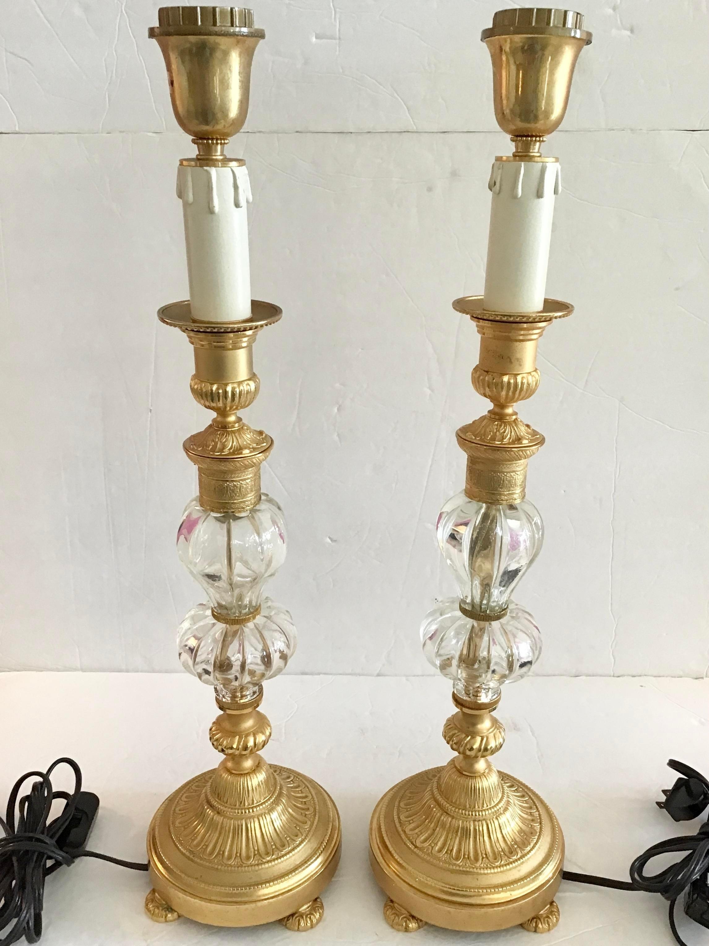 Milieu du XXe siècle Paire de lampes de bureau de style Jansen en bronze doré et verre transparent en vente